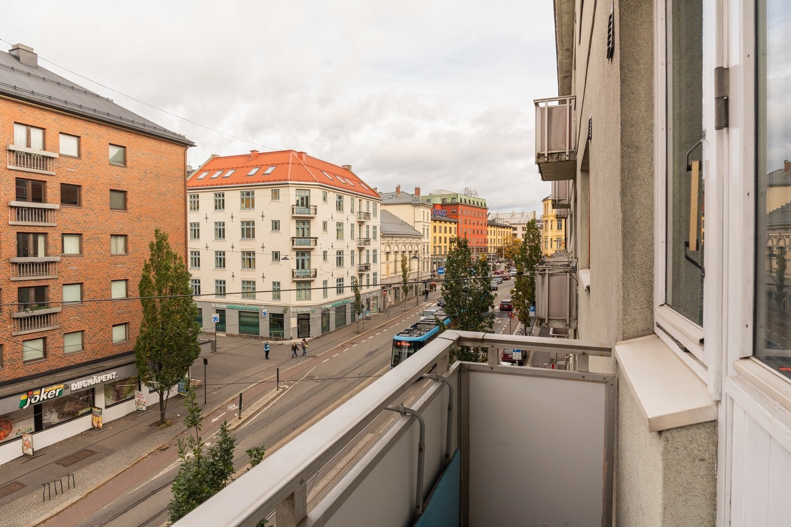 Fra stuen er det adkomst til nordvestvendt balkong på 2 kvm, høyt og fritt over bakkeplan. Galleribilde