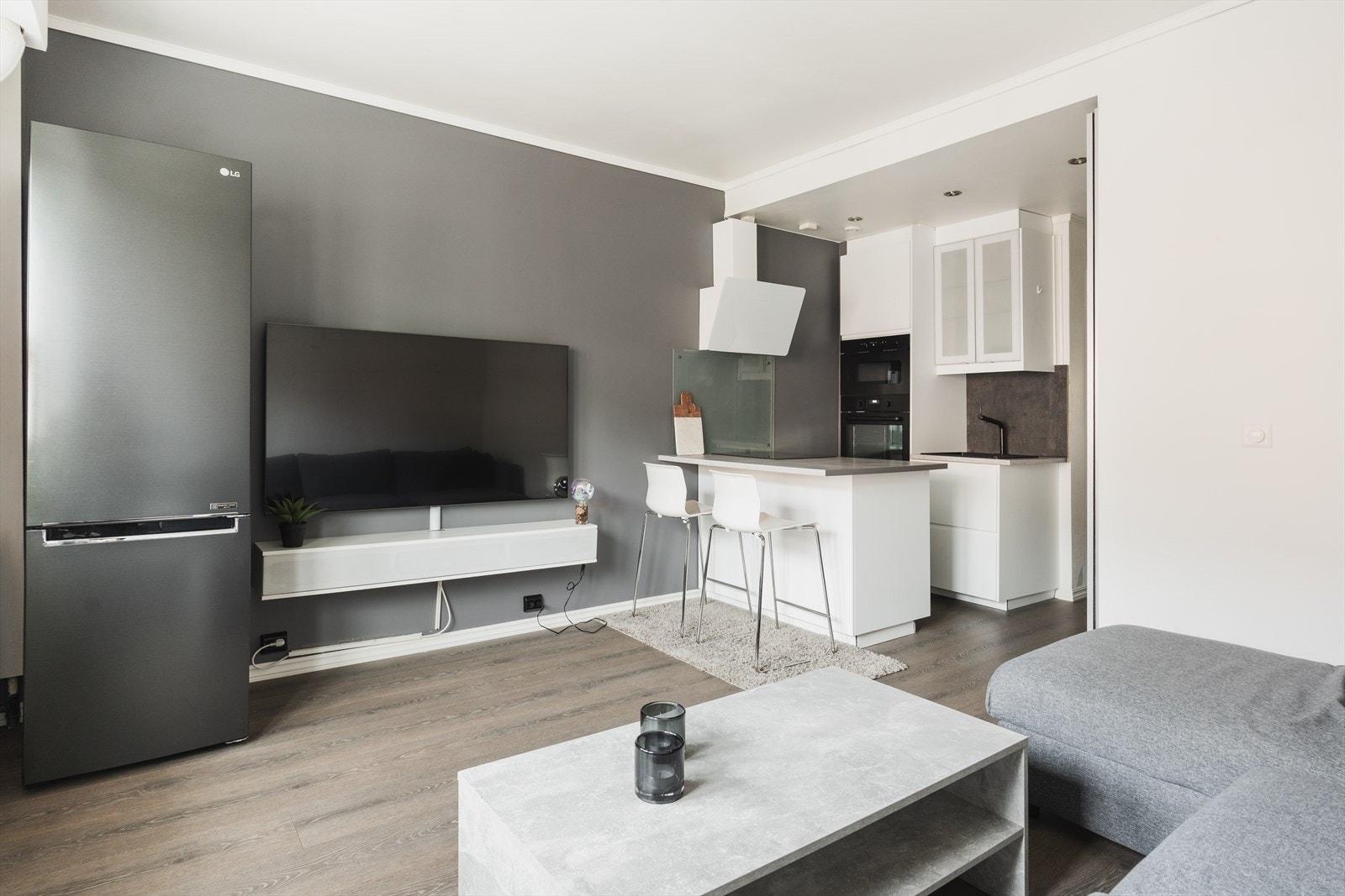 Pent laminatgulv lagt i 2020. Downlights med dimming i himling. Galleribilde