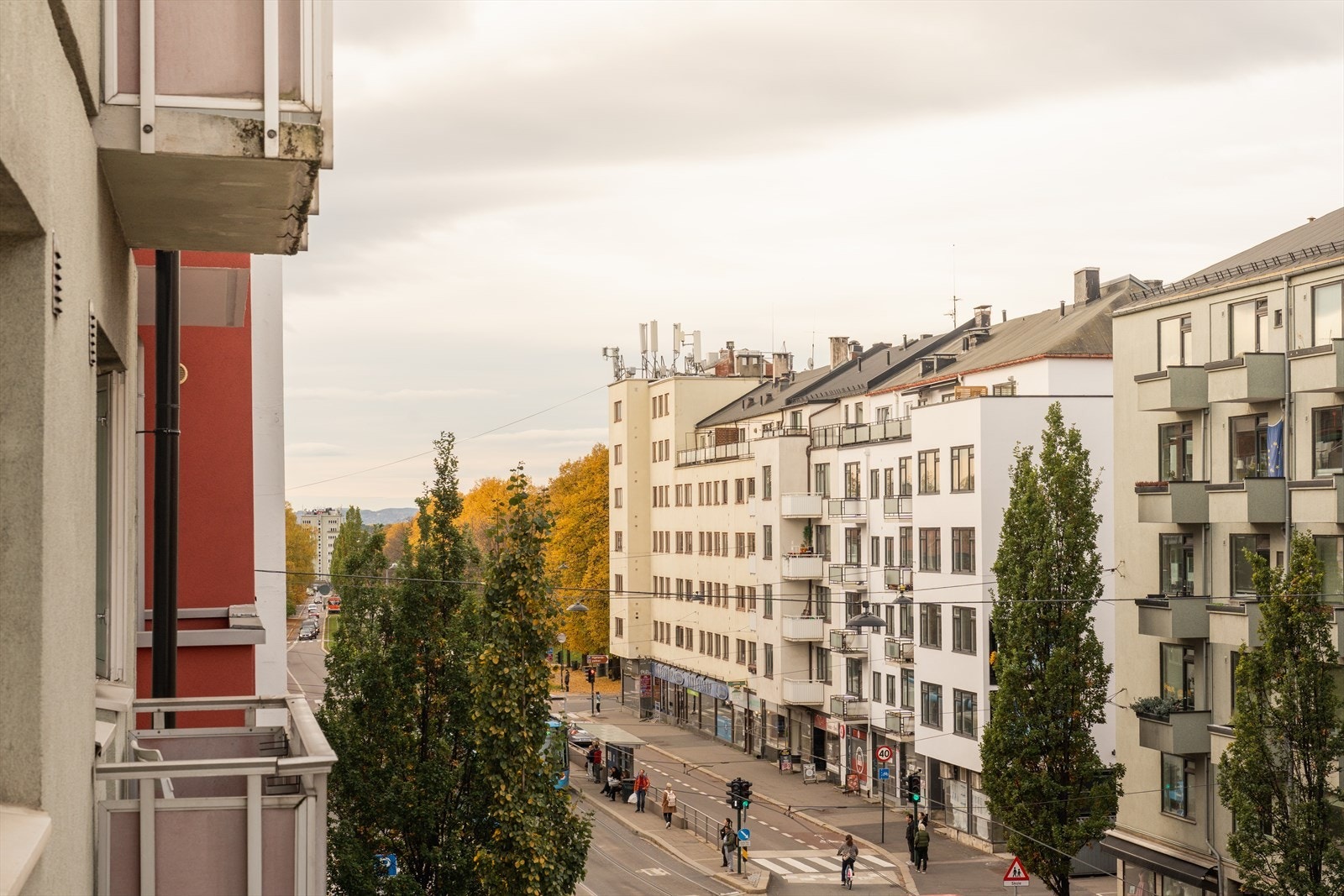 Leiligheten ligger i byggets 4. etasje med heisadkosmst og inneholder: Entré, bad, alkove, kjøkken og stue. Vestvendt balkong. Galleribilde