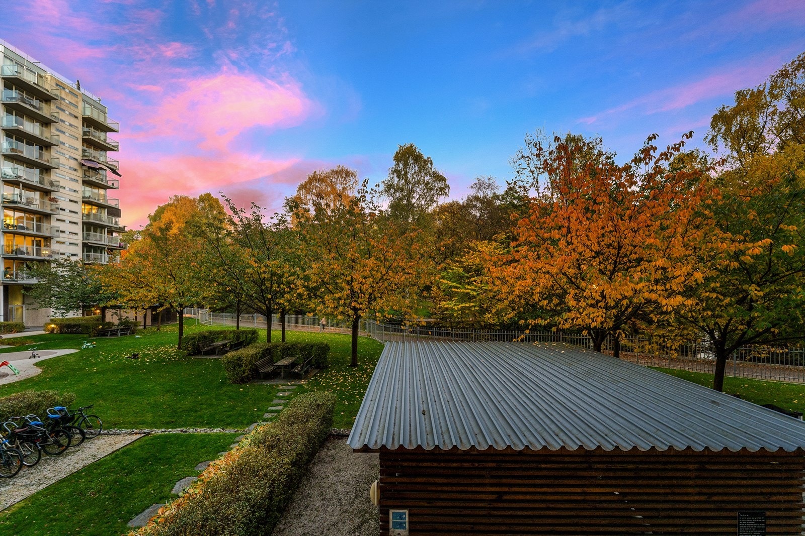 Sameiet har en nydelig felleshage med japanske kirsebærtrær samt felles takterrasse med fantastisk sol- og utsiktsforhold Galleribilde