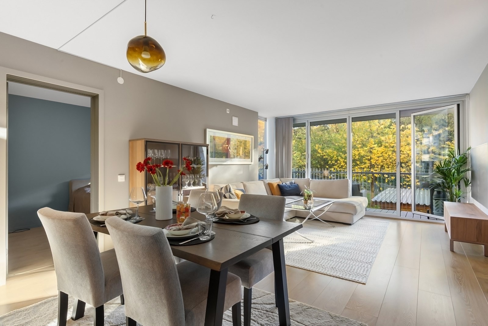 Den åpne planløsningen gir rom for flere møbleringssoner Galleribilde