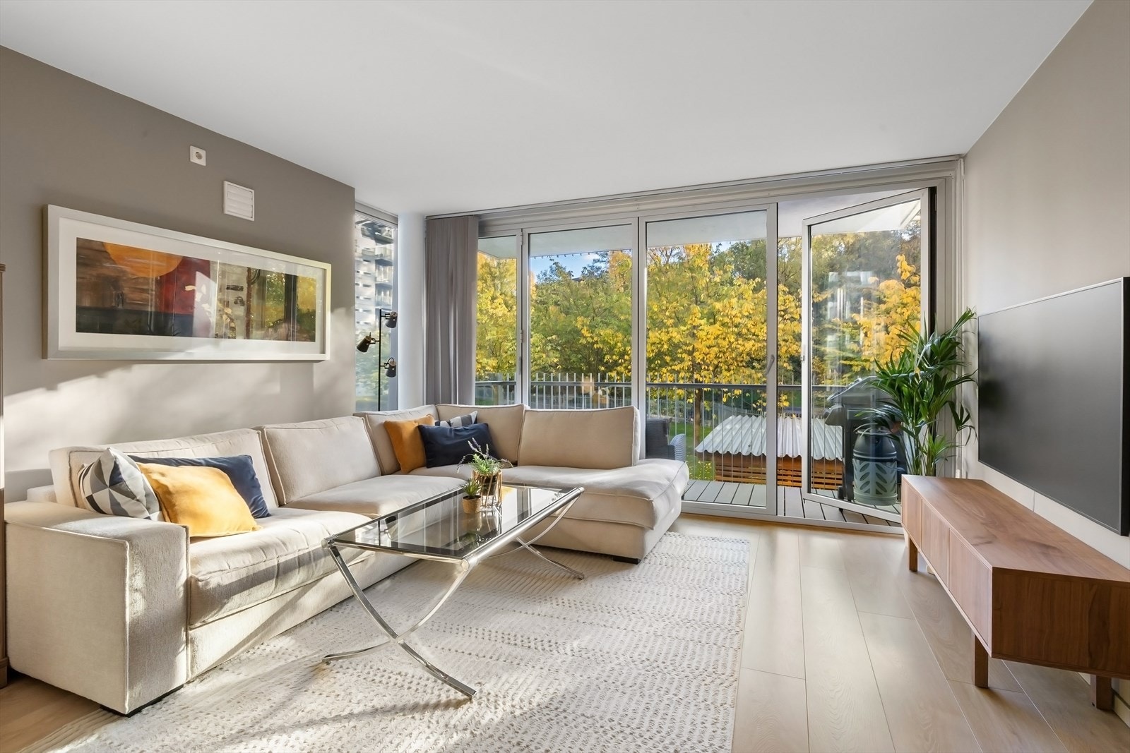 God plass til stor sofagruppe, salongbord og TV-seksjon Galleribilde