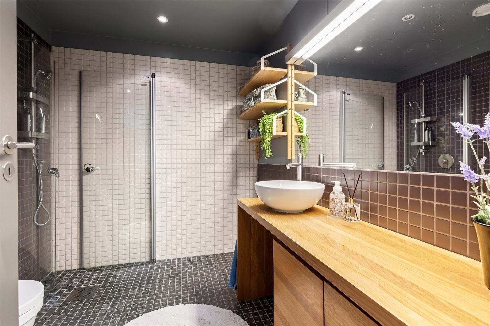 Romslig og delikat med varmekabler - Det ble lagt flis på flis på gulv i 2024 Galleribilde