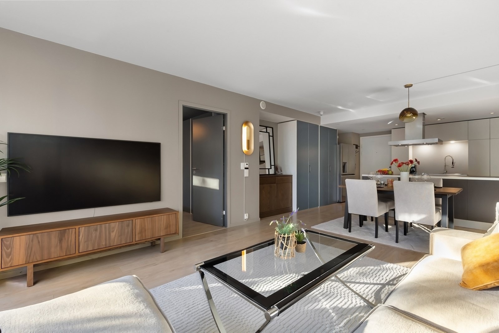 Beliggende i morderne bygg fra 2005 har leiligheten vannbåren gulvvarme, heis og lave felleskostnader Galleribilde