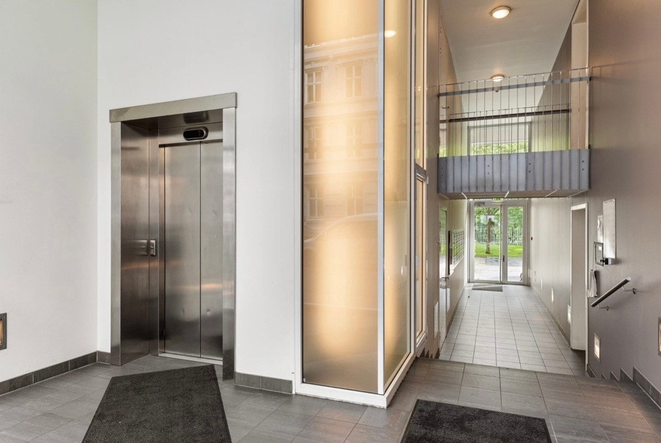 Det er heis til leilighetsplan. Galleribilde