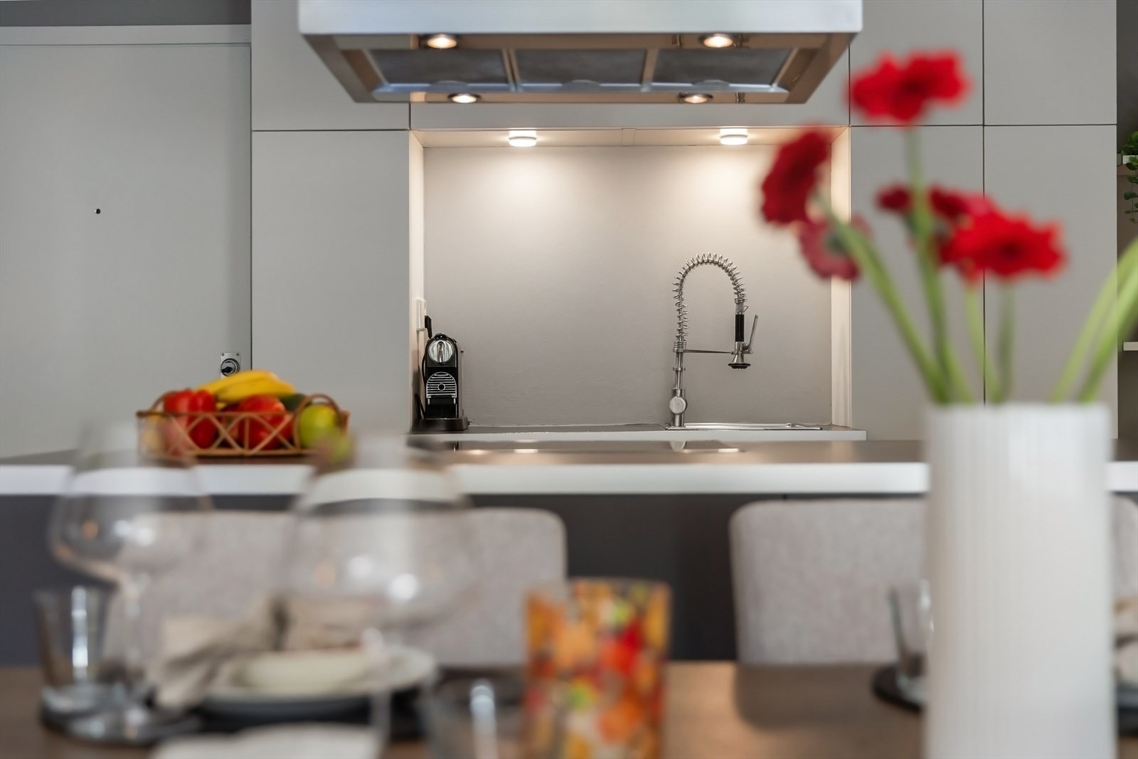 Induksjonstopp, stekeovn og oppvaskmaskin er integrert i innredningen Galleribilde