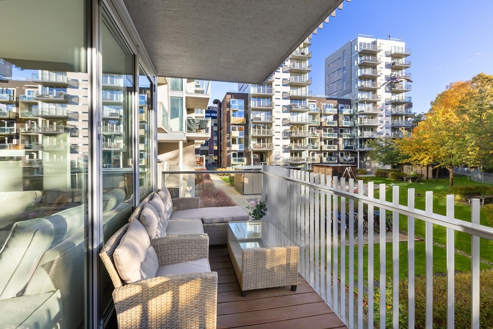 Fra stuen er det utgang til en 8 kvm balkong vendt mot grønne og idylliske omgivelser Galleribilde