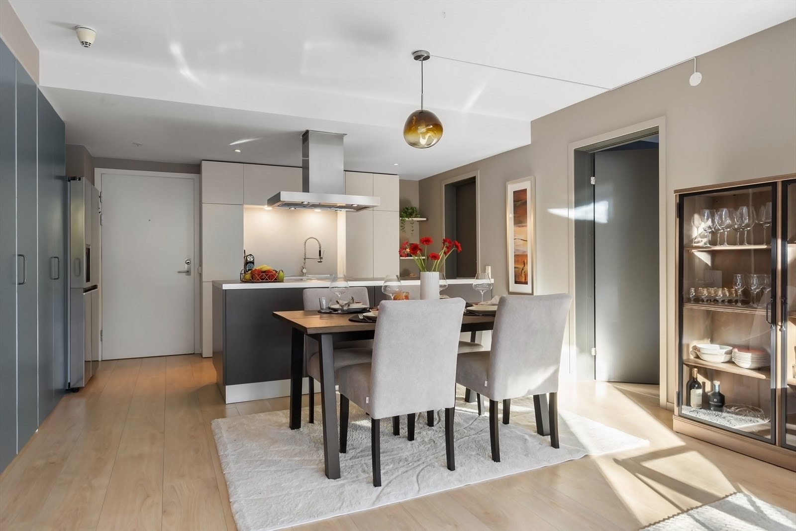 I tilknytning til kjøkkenet er det plass til større spisegruppe og øvrig møblement Galleribilde