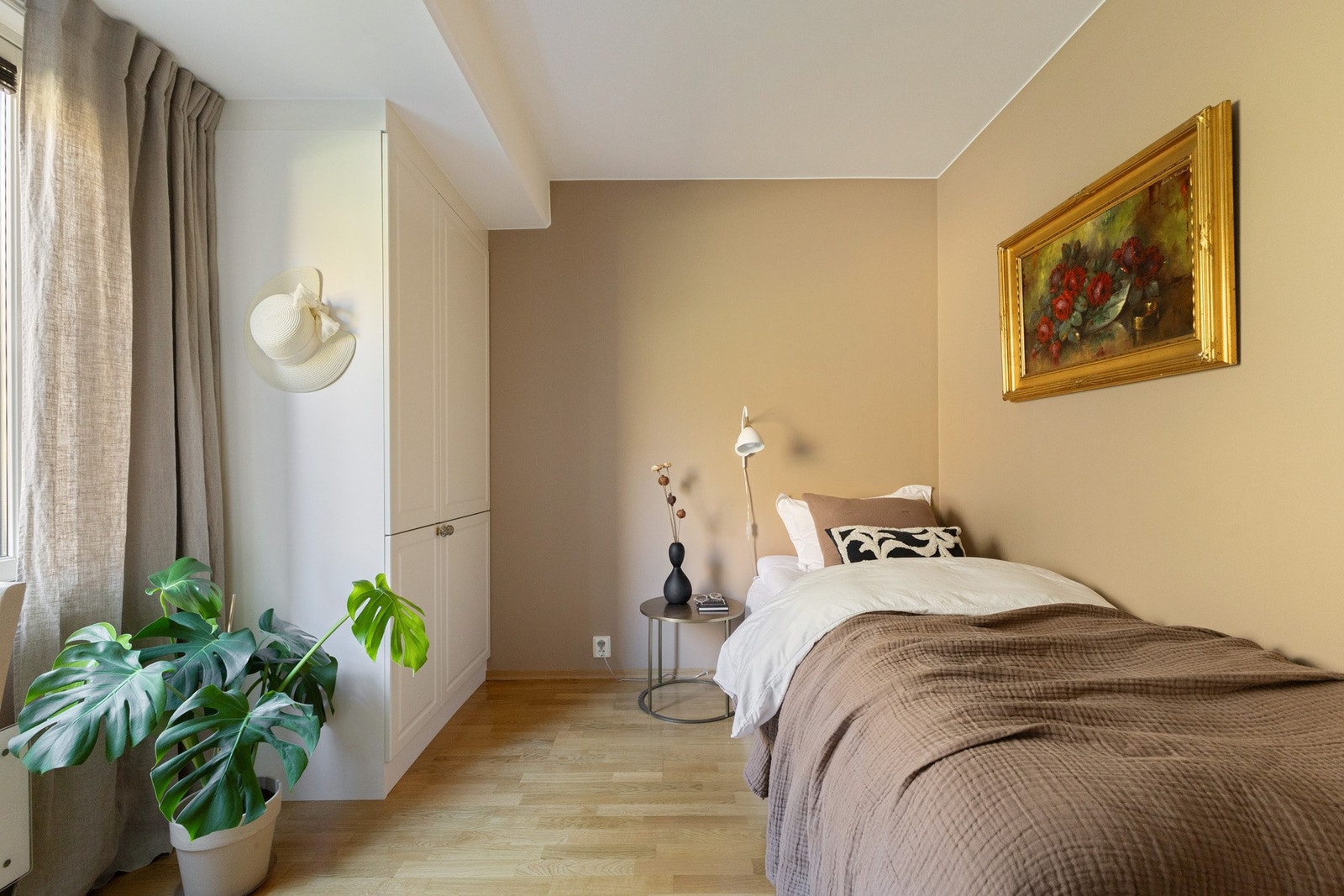 De andre soverommene er også av god størrelse med plass til en seng, nattbord og en oppbevaringsløsning. Galleribilde