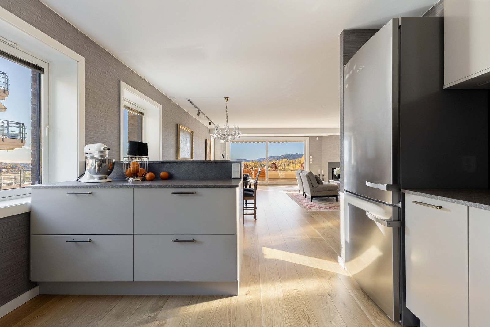 Kjøkkenet ligger i en åpen og sosial løsning med stuen - perfekt for sosiale sammenkomster. Galleribilde