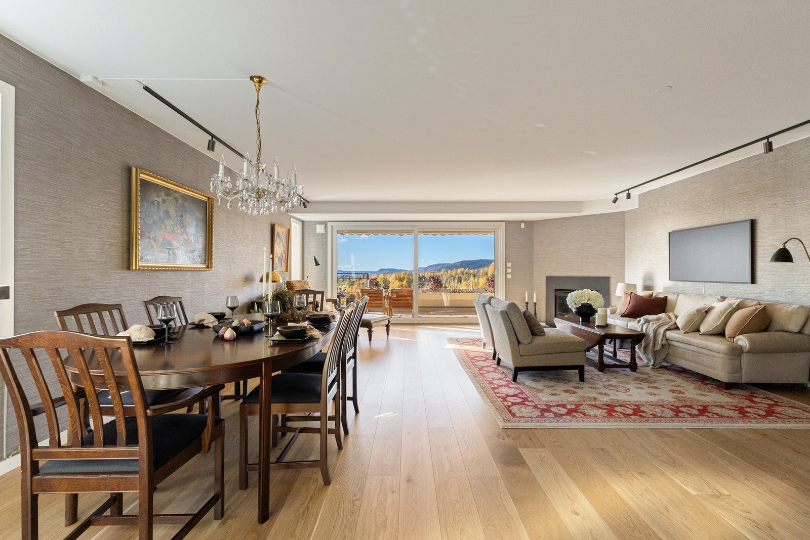 I 2022 ble det elektriske anlegget oppgradert og det ble lagt opp dempere for takskinner for spot i stue, entré og soveromsgang. Galleribilde