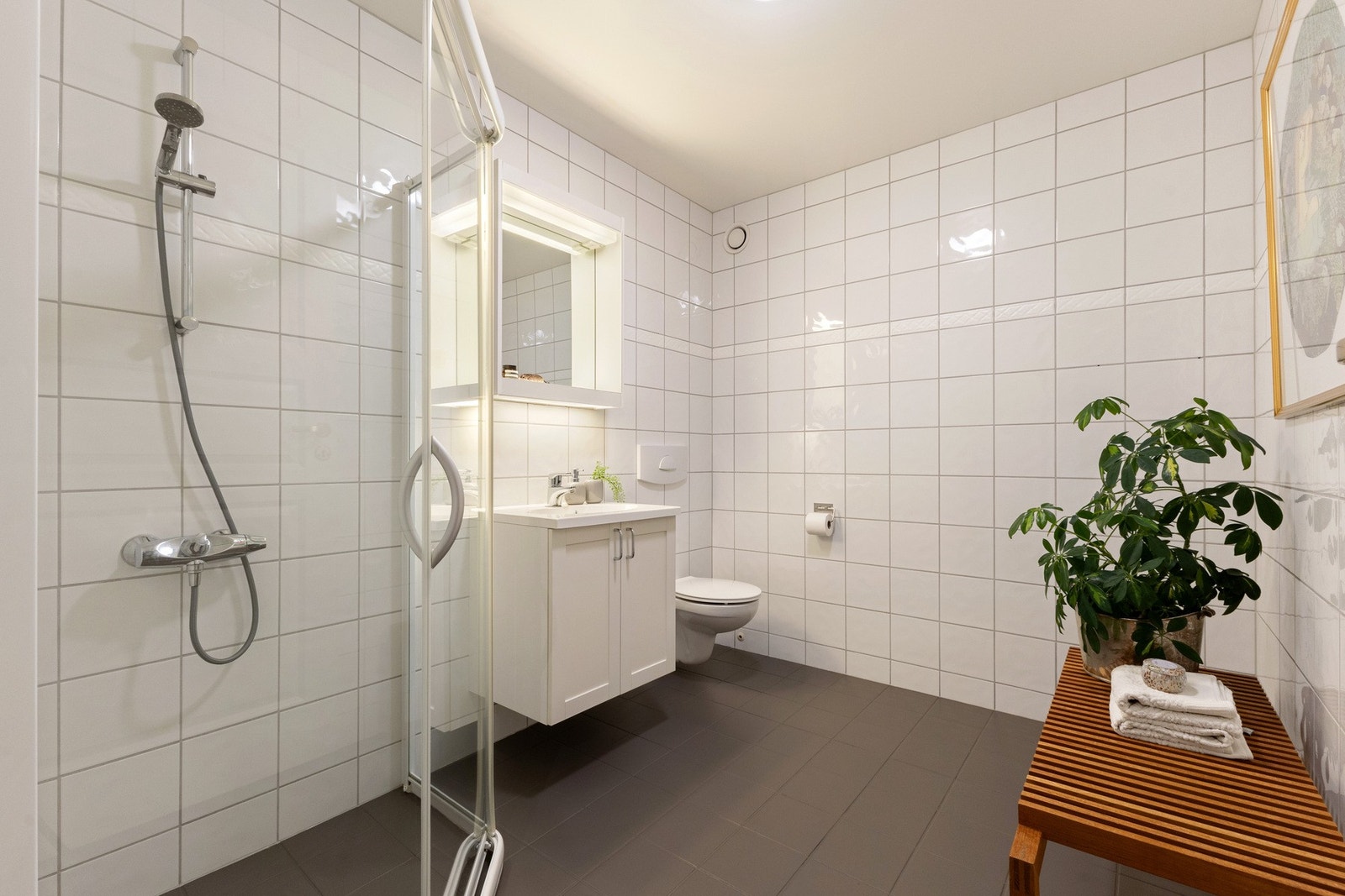 Det andre badet har tilkomst fra entreen. Galleribilde