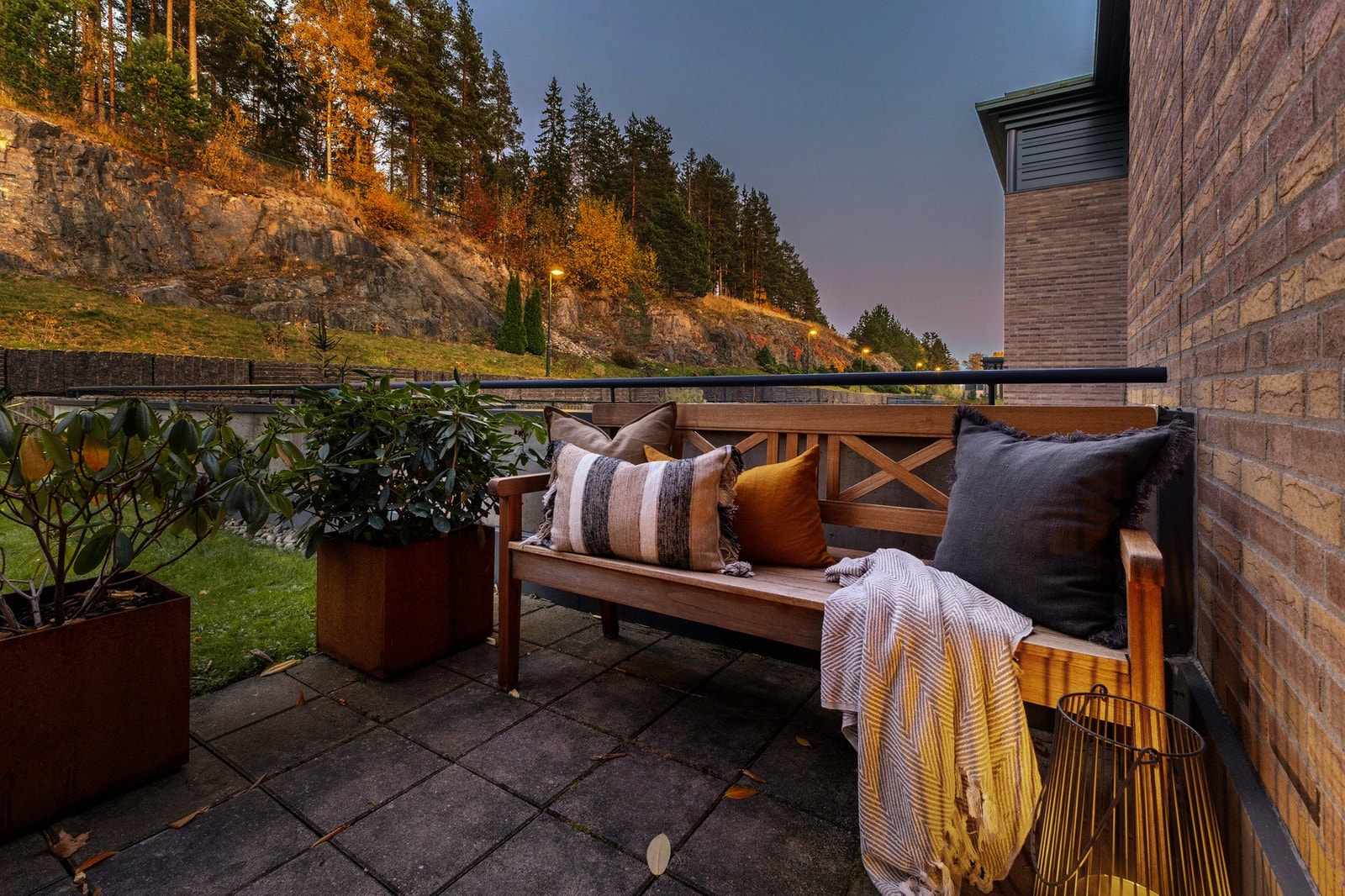 Med uteplasser på begge sider kan du nyte solen fra morgen til kveld. Galleribilde