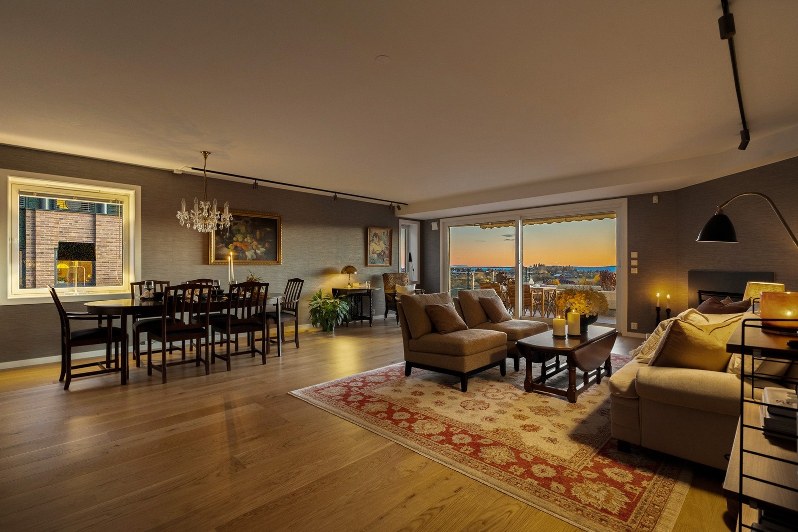 Veggene er tapetserte og gulvet er dekket med parkett. Galleribilde