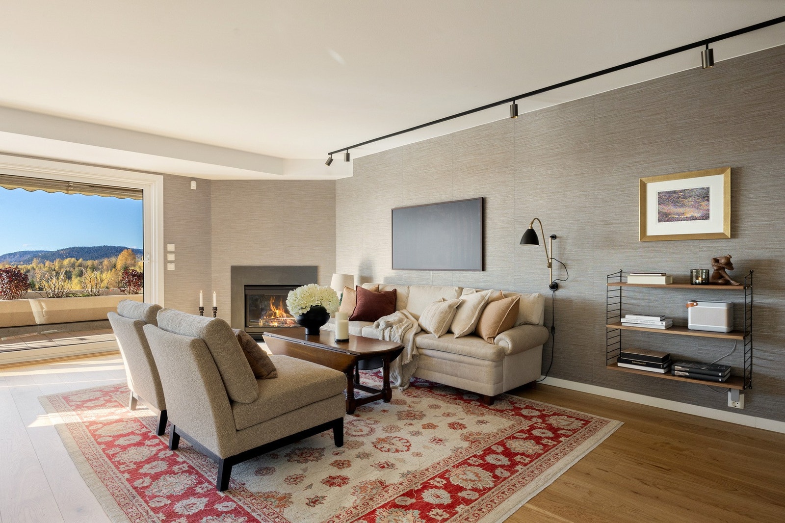 Veggene er tapetserte og gulvet er dekket med parkett. Galleribilde