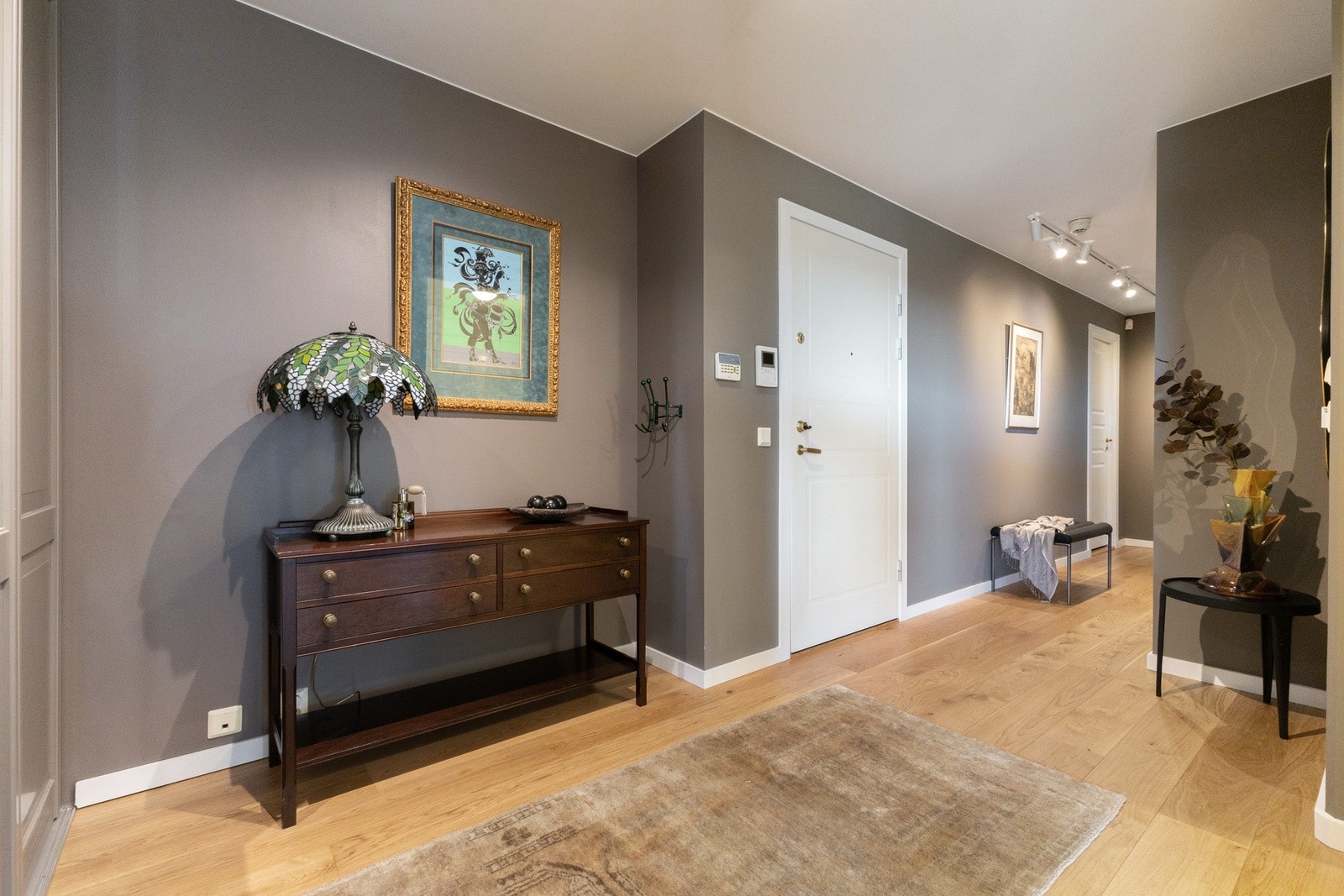 Velkommen inn! Det første som møter deg er en fin og romslig entré som gir et godt førsteinntrykk av boligen. Galleribilde