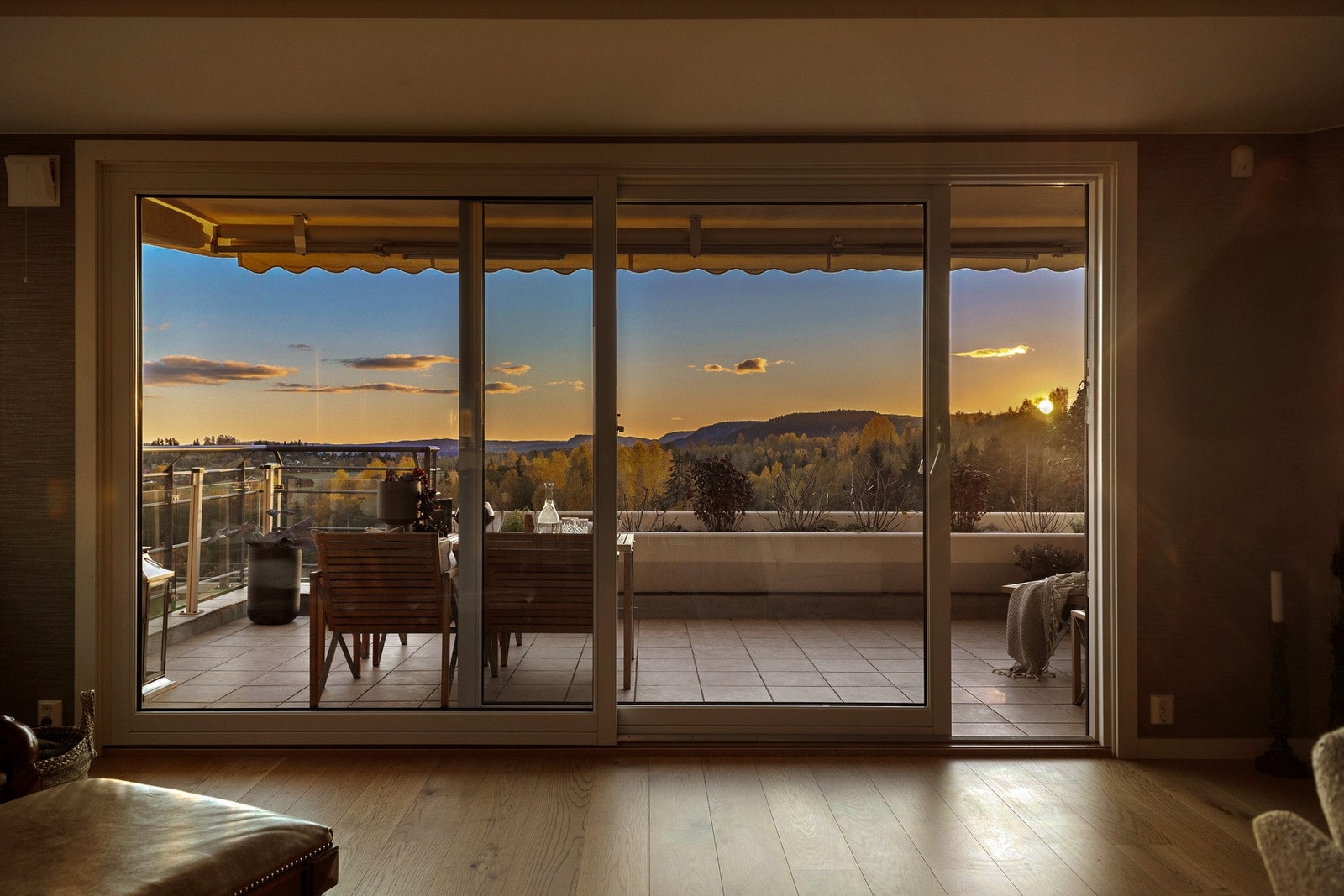 Åpner du skyvedøren blir stuen utvidet med en sydvestvendt terrasse på hele 21 kvm. Galleribilde