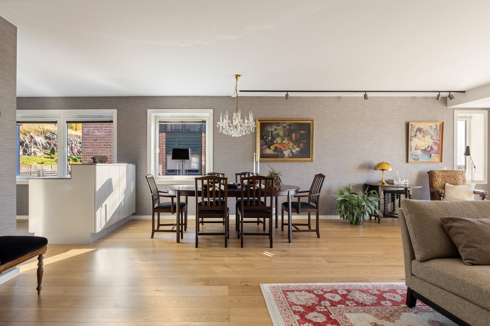 Stuen har god utforming slik at du kan innrede i ulike soner for avslapping. Galleribilde