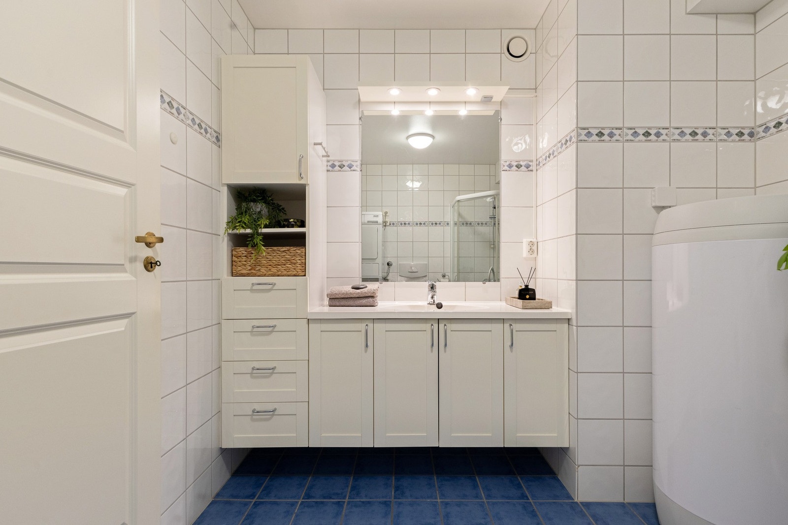 Badet har flislagte gulv- og veggflater med behagelig gulvvarme. Galleribilde