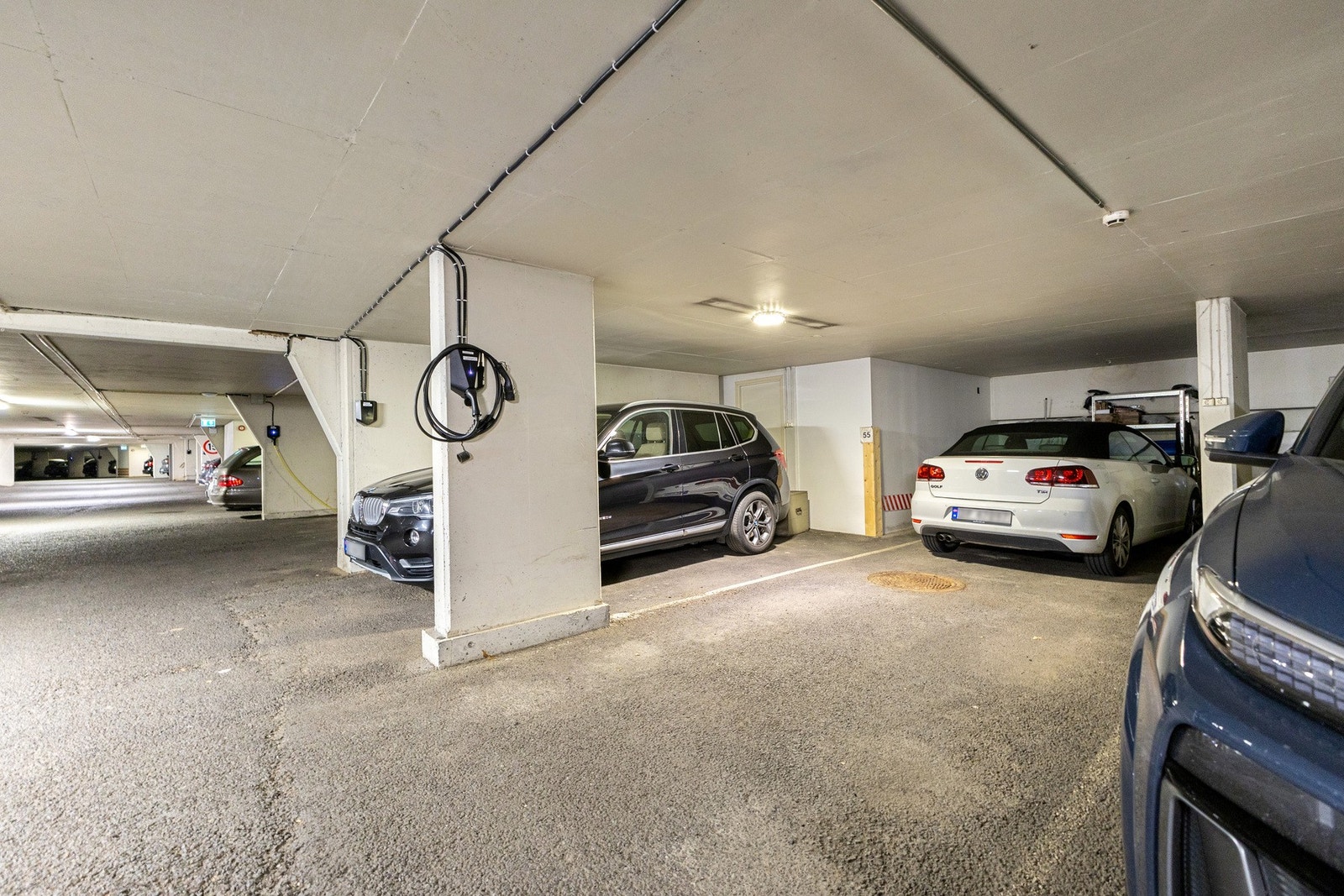 Det medfølger to parkeringsplasser, som ligger etter hverandre i felles anlegg, med en elbillader. Det er også mulighet for leie av en ekstra plass, og svært godt med gjesteparkeringsplasser under tak. Galleribilde