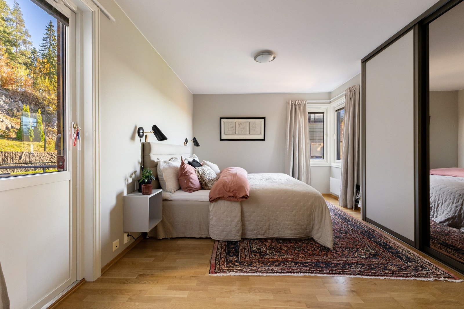 Hovedsoverommet er romslig med god plass til dobbeltseng, nattbord og dekor. Galleribilde