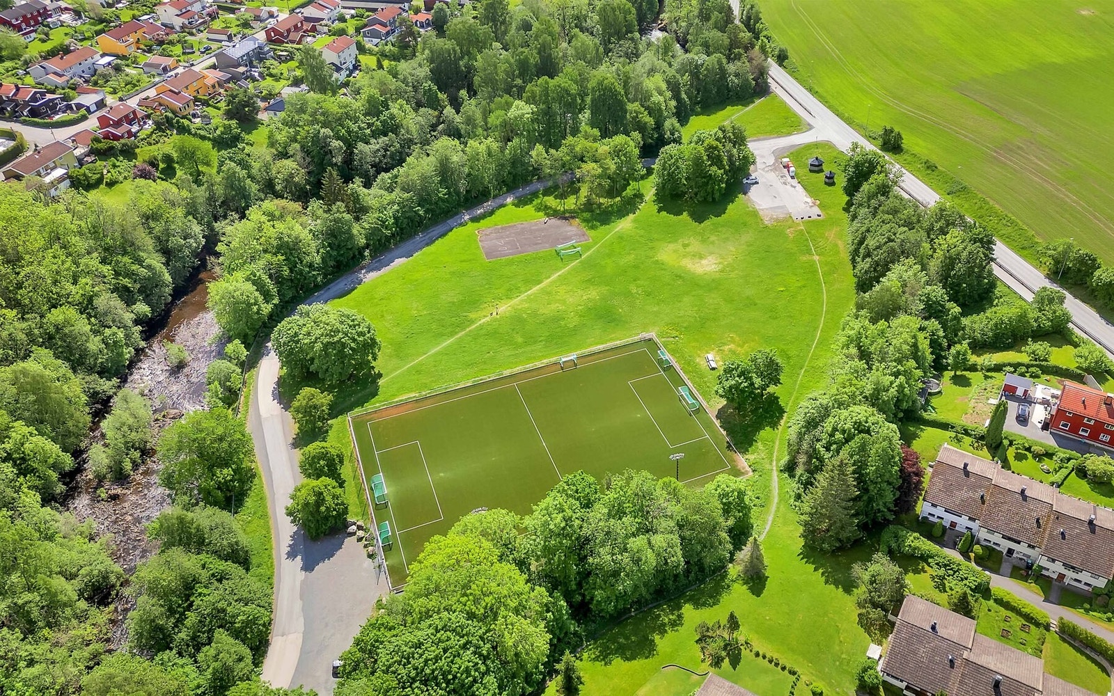 Området har nærhet til skoler, barnehage, offentlig kommunikasjon og et rikt utvalg av fasiliteter og servicetilbud. Galleribilde