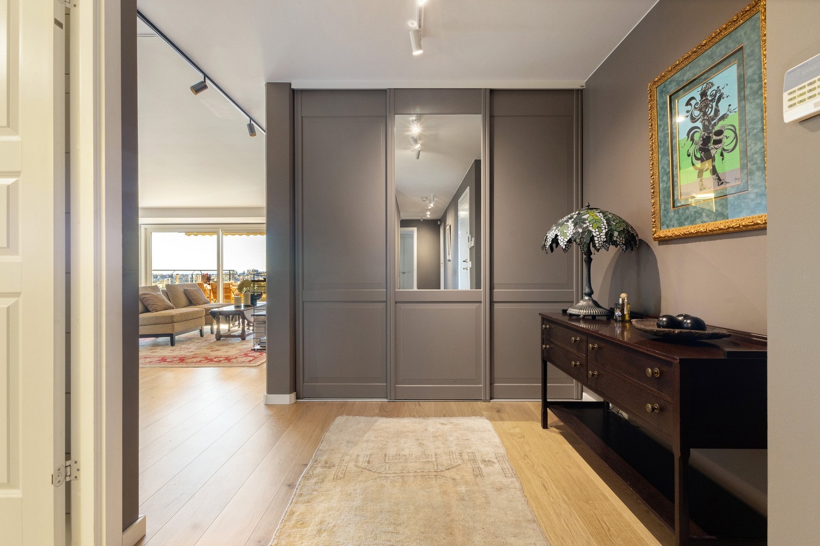 Entréen er innredet med skyvedørsgarderobe og har adkomst til innvendig bod med ytterliggere oppbevaringsmuligheter. Galleribilde