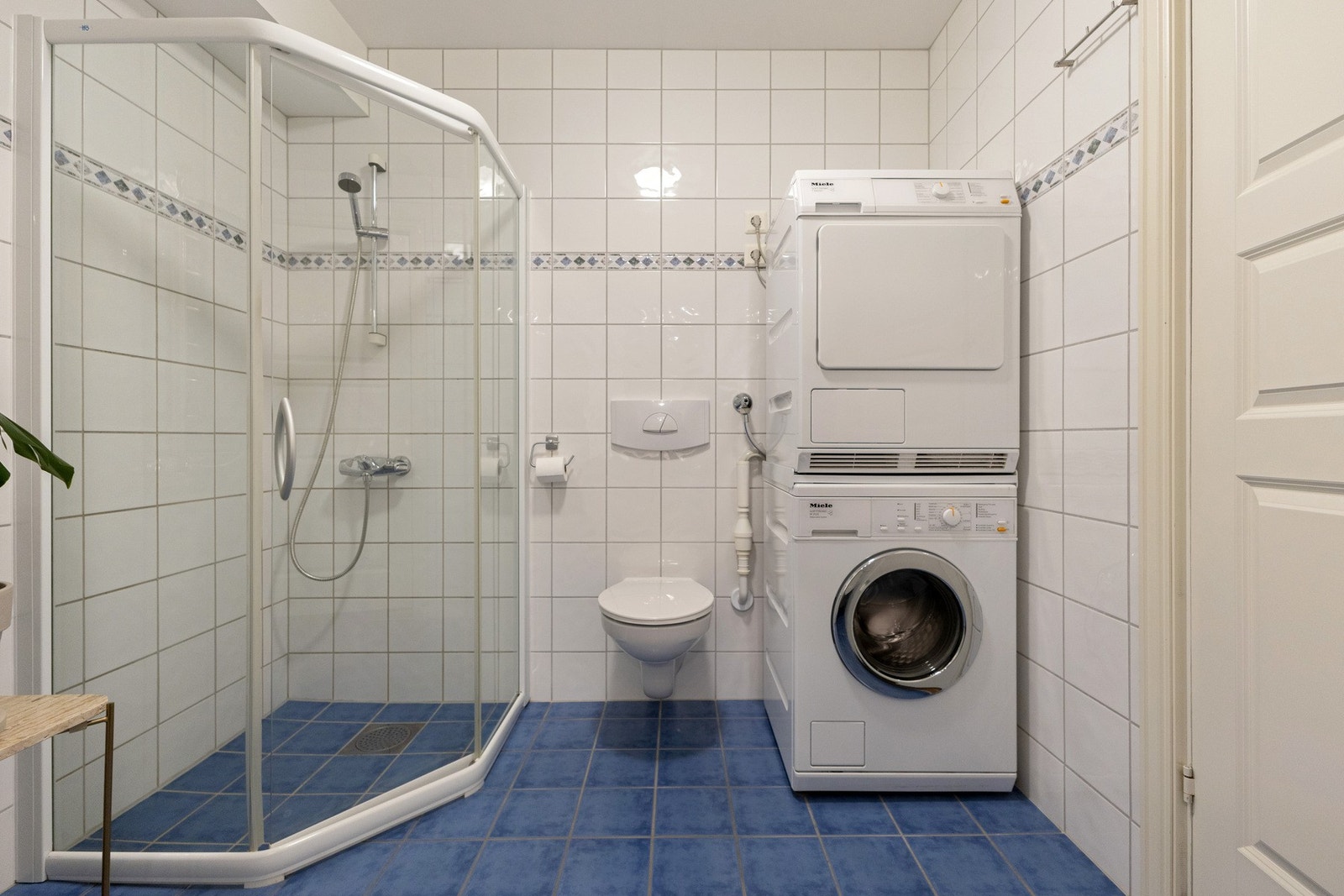 Det er opplegg for vaskemaskin og plass til tørketrommel over denne, slik at du har alt du trenger i hverdagen. Galleribilde