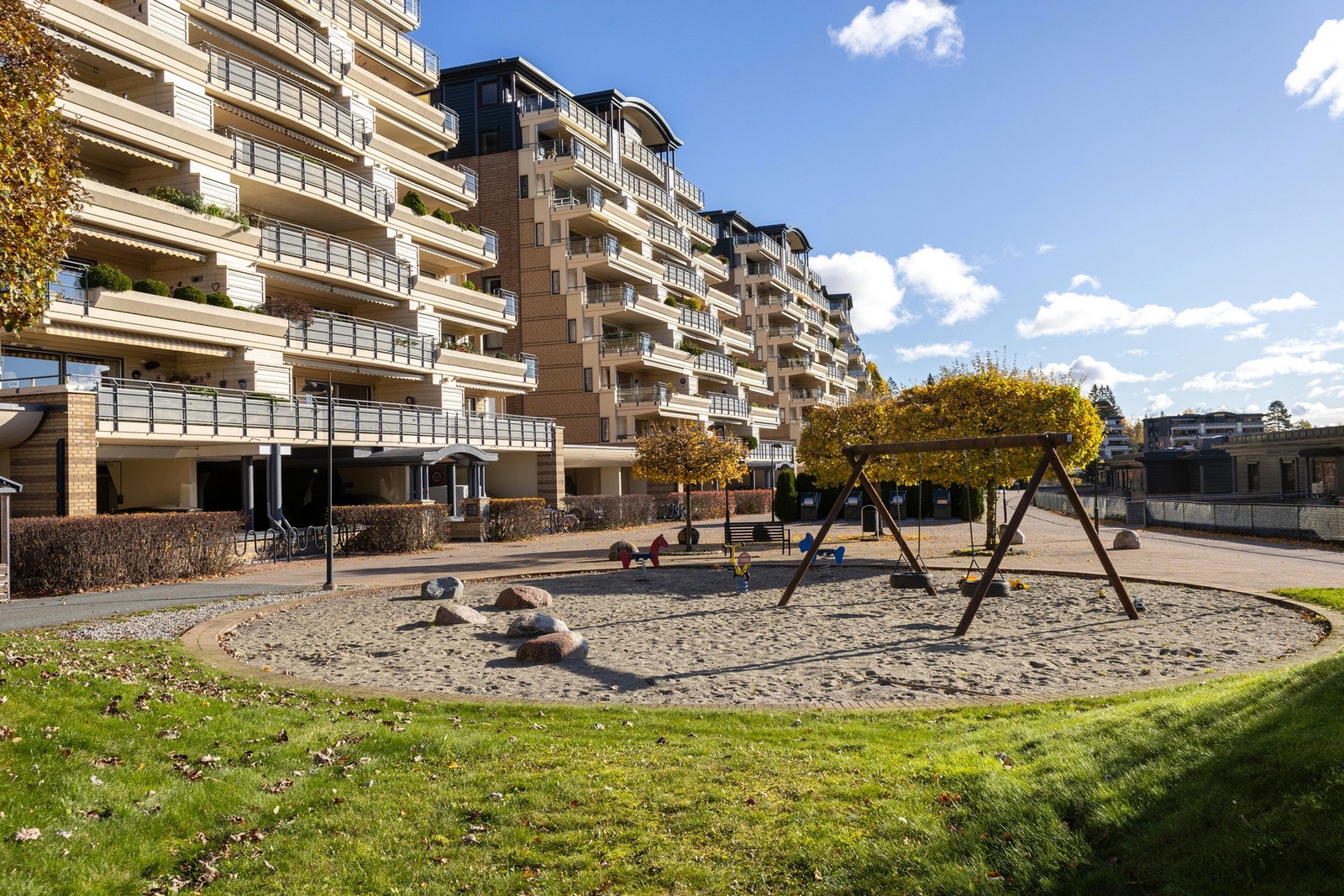Veldrevet sameiet med parkmessig opparbeidede grøntarealer, gangstier og lekeplass for de yngste - perfekt for både sosialt samvær og rekreasjon. Galleribilde