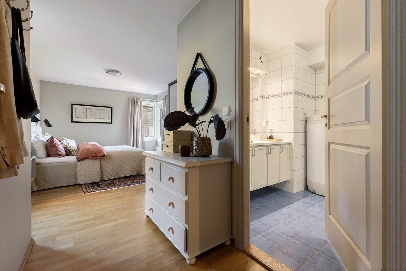 Hovedsoverommet er ligger i en ''suite-løsning'' med bad nr. 2 - en løsning som gir en følelse av privatliv og luksus. Galleribilde