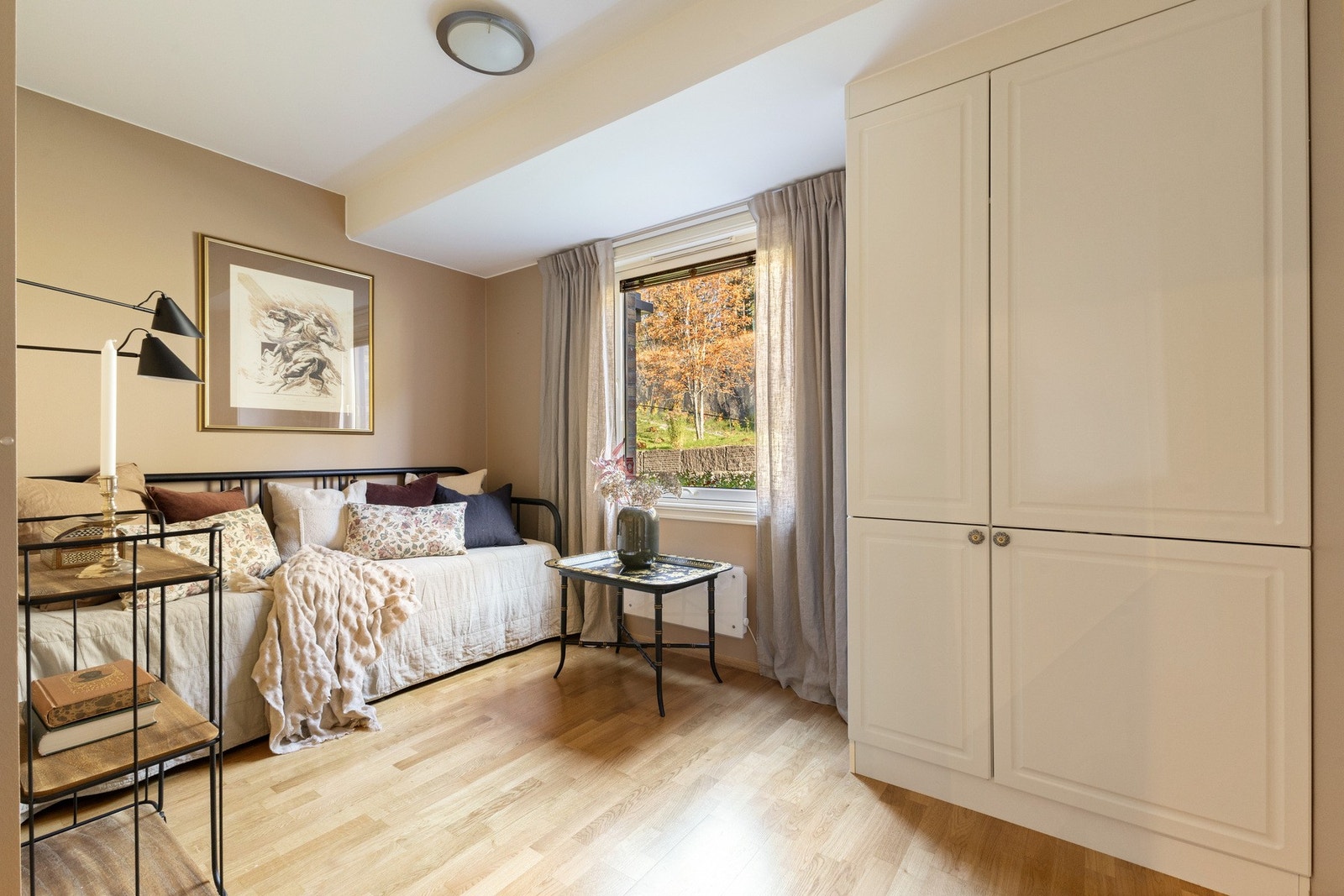 Begge soverom er innredet med en garderobeløsning, som medfølger salget. Galleribilde