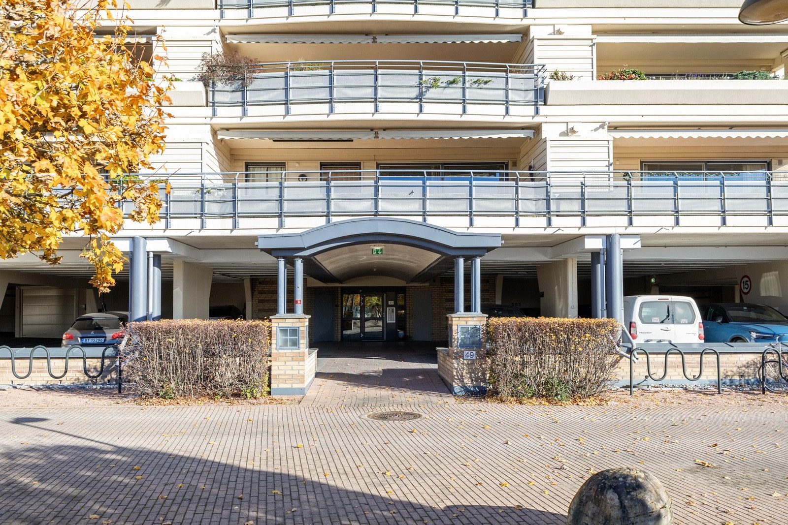 Bygget har inngangsparti i både underetasje og i 6. etasje - slik at man kan gå ut på oversiden og ha kort vei til busstopp. Galleribilde