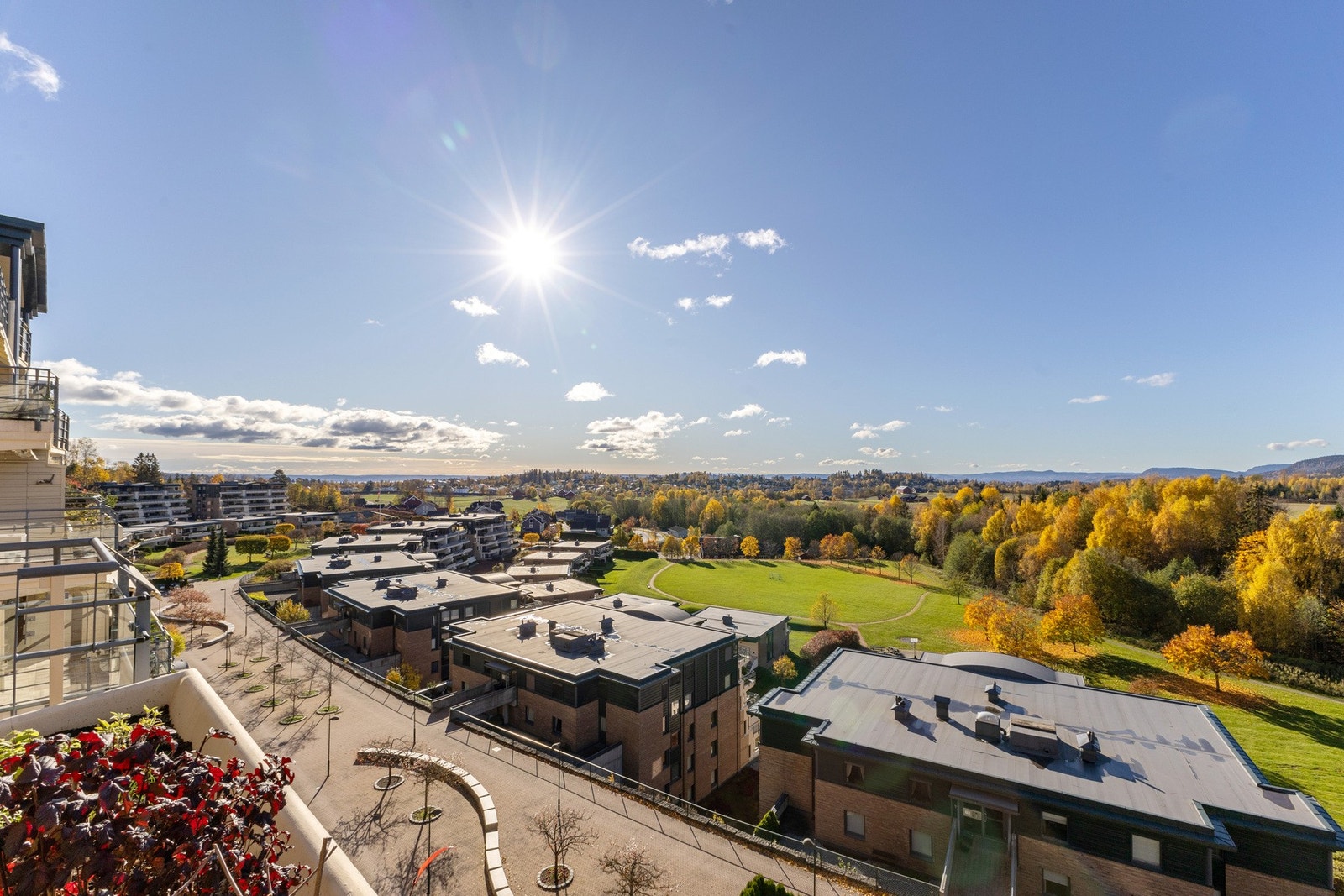 Her kan du nyte lange sommerdager med sol fra formiddag til sen kveld og en fantastisk utsikt med fjordgløtt. Galleribilde