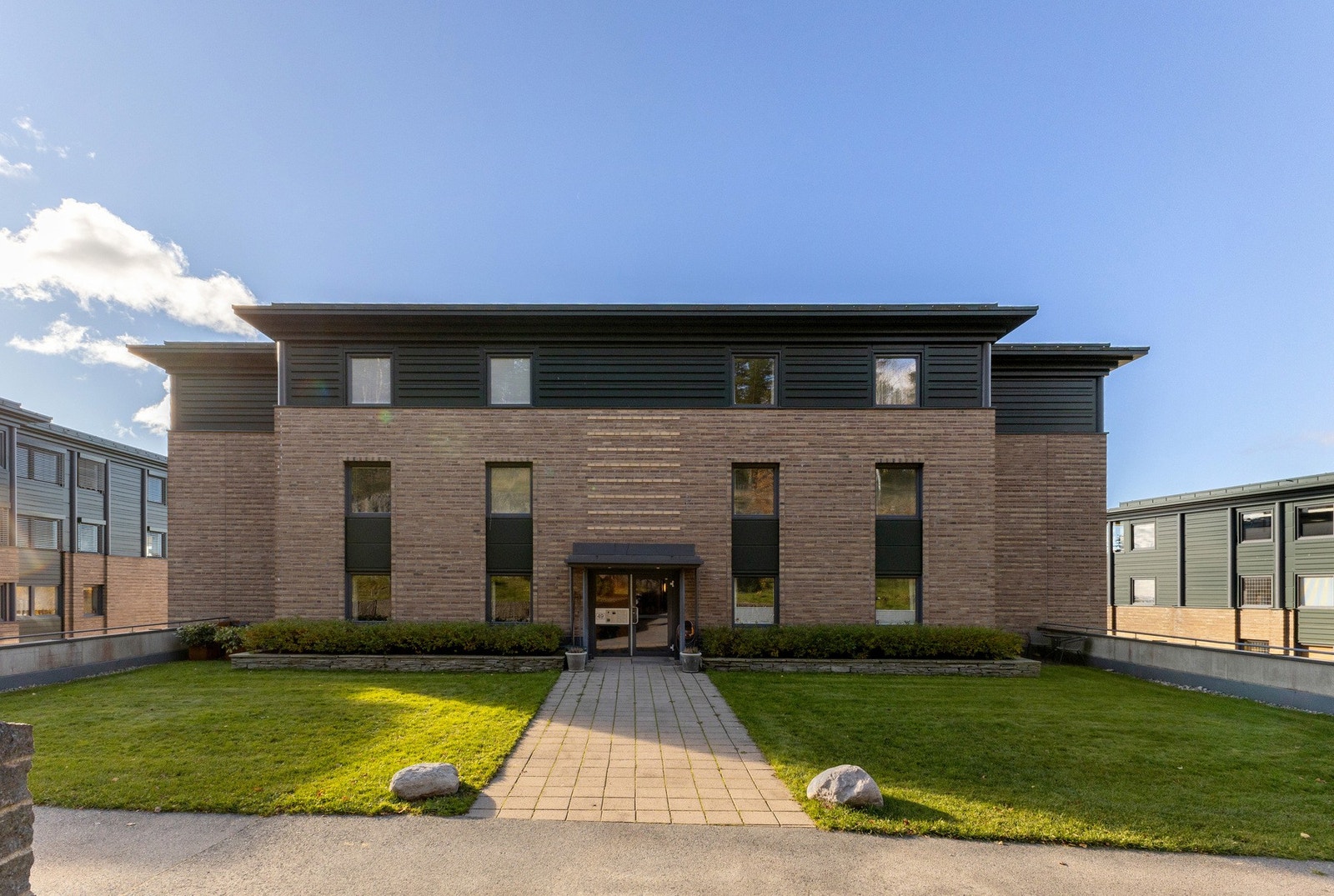 Leiligheten ligger fint og usjenert til og det er enkel adkomst med heis opp til etasjeplan. Galleribilde