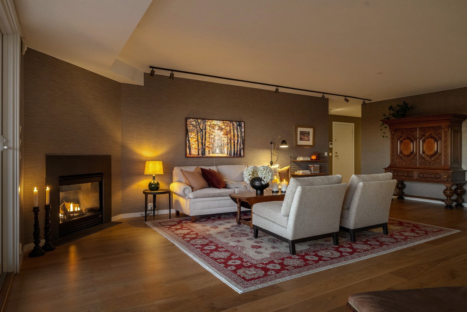 Sentralt i rommet er det en flott gasspeis som byr på ekstra varme og lun atmosfære på kalde dager. Galleribilde