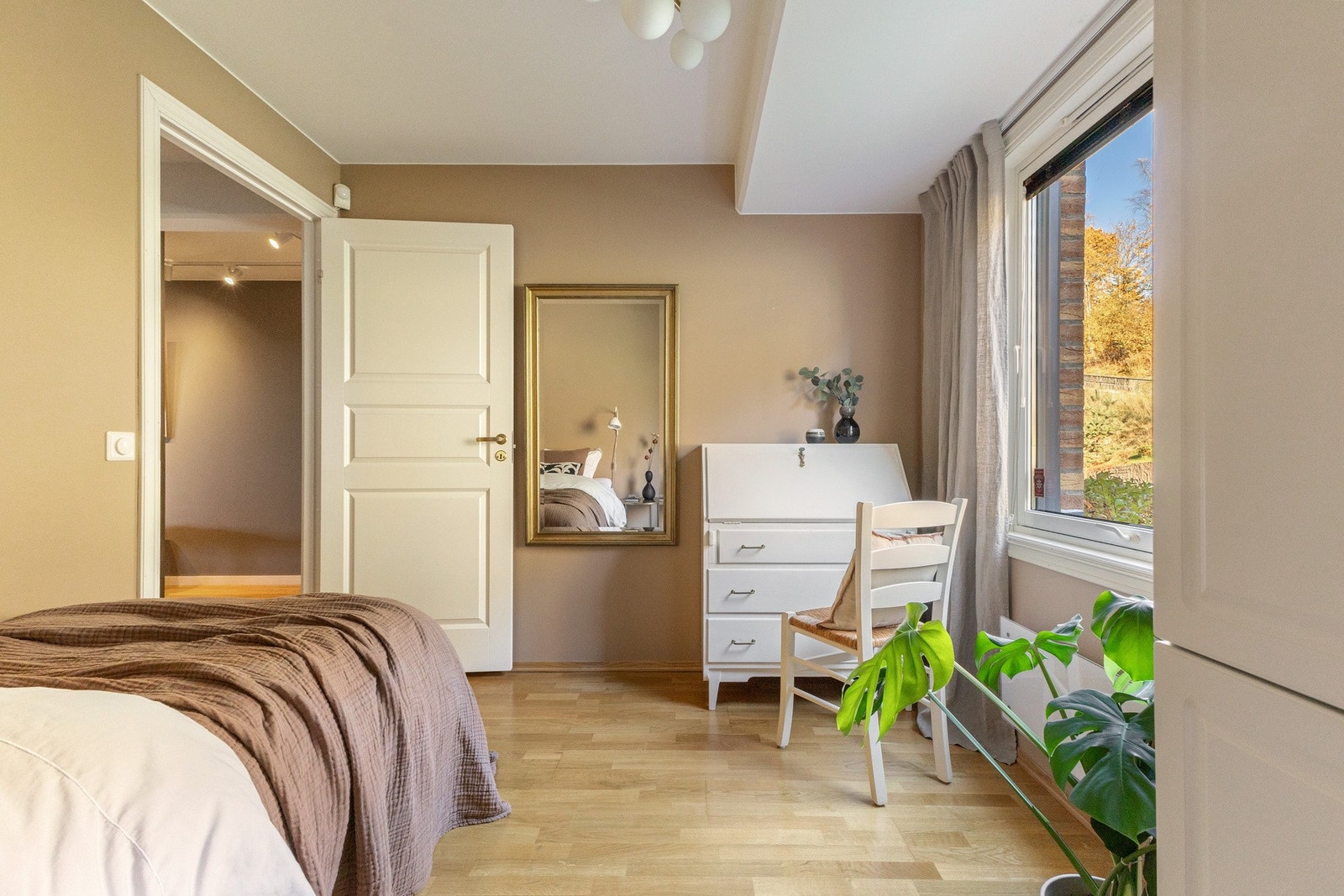 Alle soverom har parkettgulv, samt malte vegger og tak (2022) Galleribilde