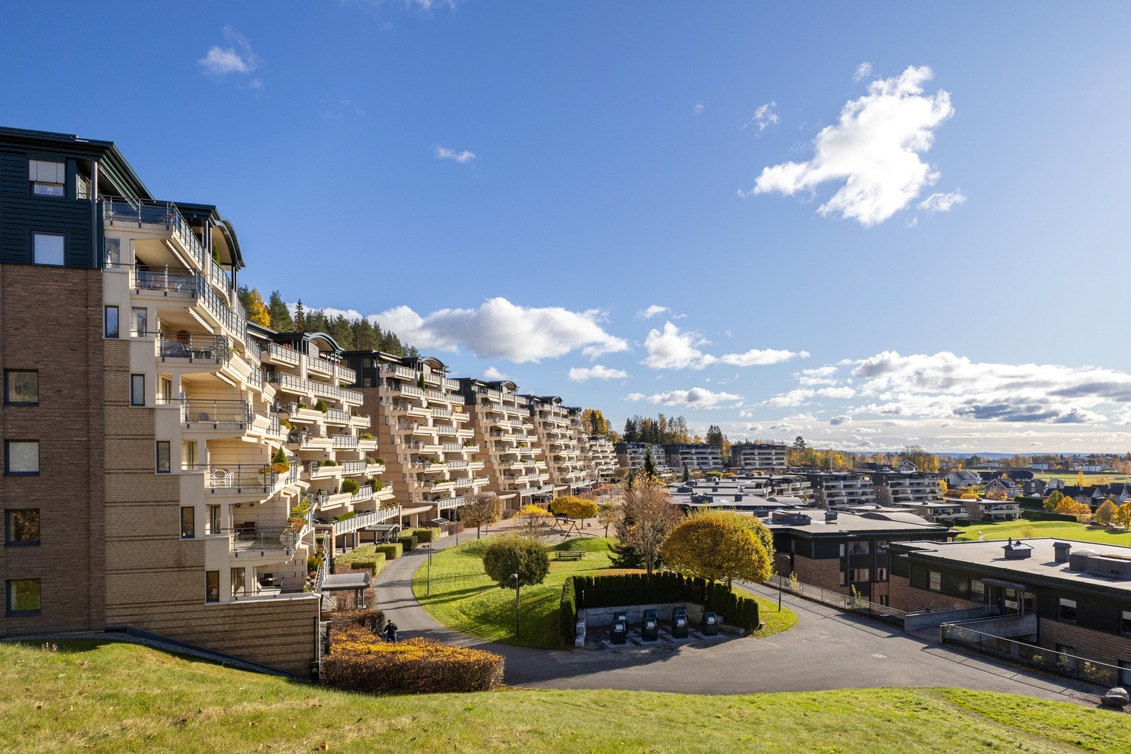 Veldrevet sameiet med parkmessig opparbeidede grøntarealer, gangstier og lekeplass for de yngste - perfekt for både sosialt samvær og rekreasjon. Galleribilde