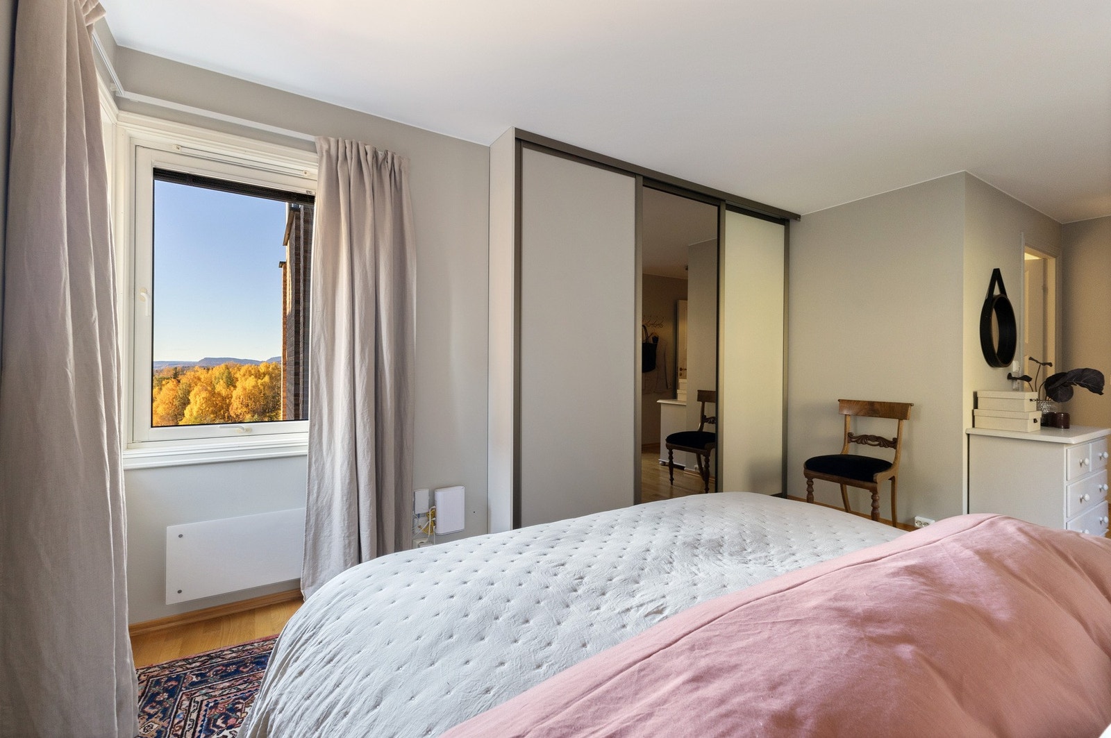 Videre har hovedsoverommet en skyvedørsgarderobe som medfølger salget. Galleribilde