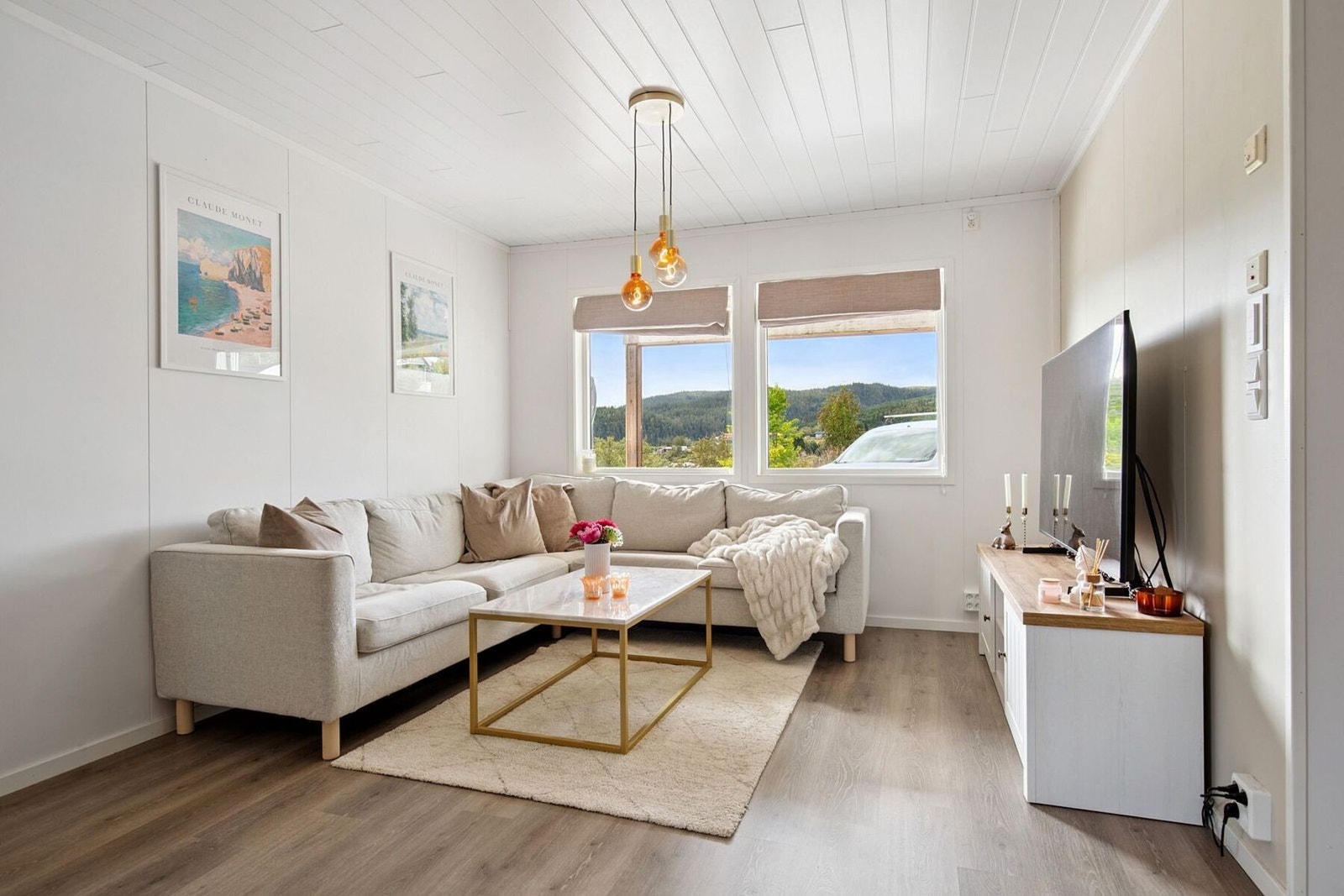 Stue og kjøkken er i en åpen løsning og måler hele 25,5 kvadratmeter. Galleribilde