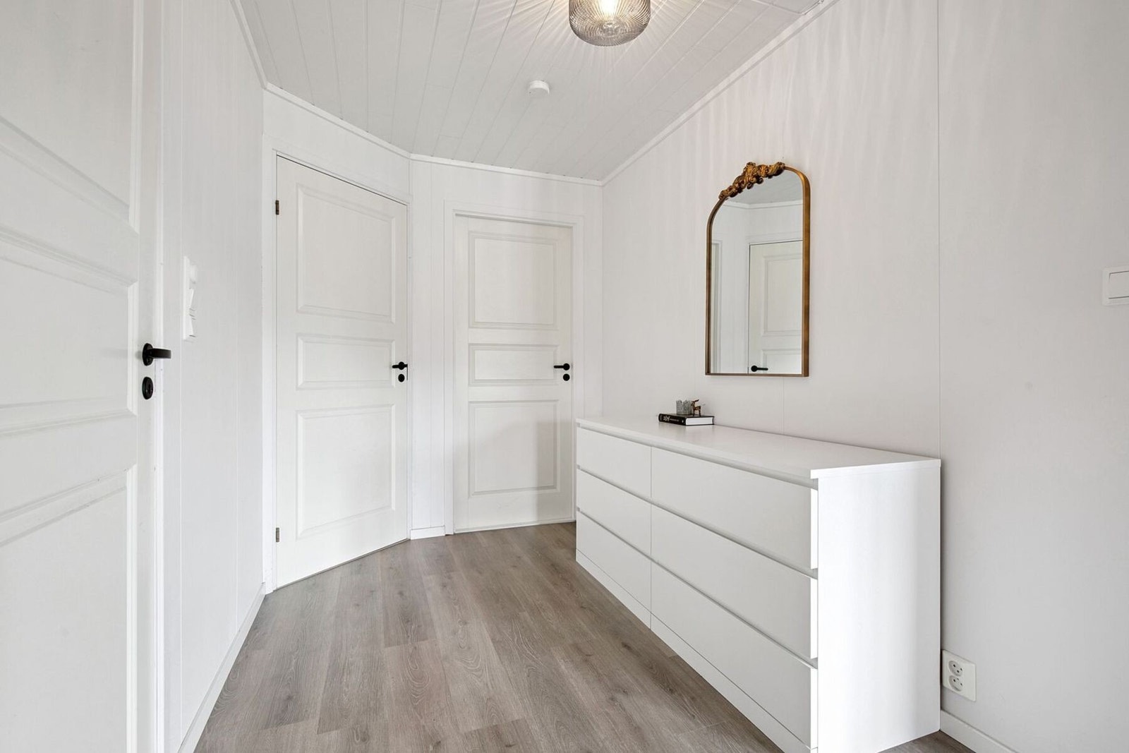 Gang på 10 kvadratmeter som fører til soverom, boden på 6 kvadratmeter og badet. Løsningen gir naturlige overganger og en praktisk rominndeling. Galleribilde