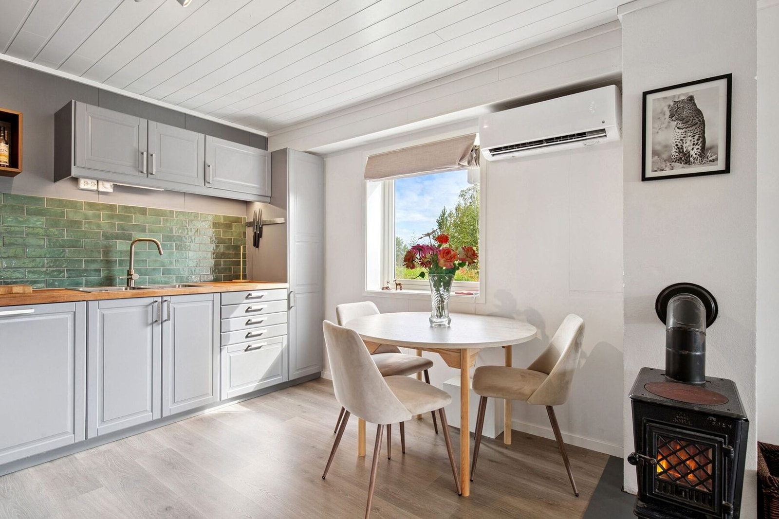 Boligen oppvarmes med vedfyring og elektrisitet. Varmepumpen i boligen ble byttet ut i 2021. Galleribilde