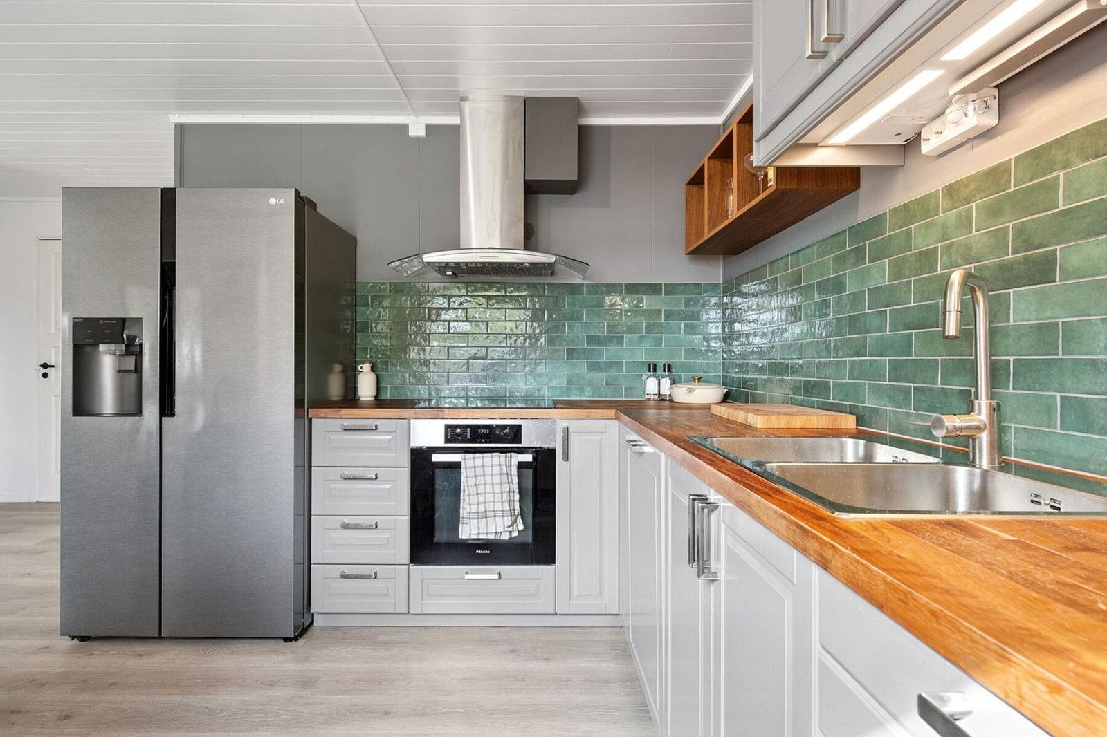 Stilrene overflater og god plass til matlaging og oppbevaring. Galleribilde