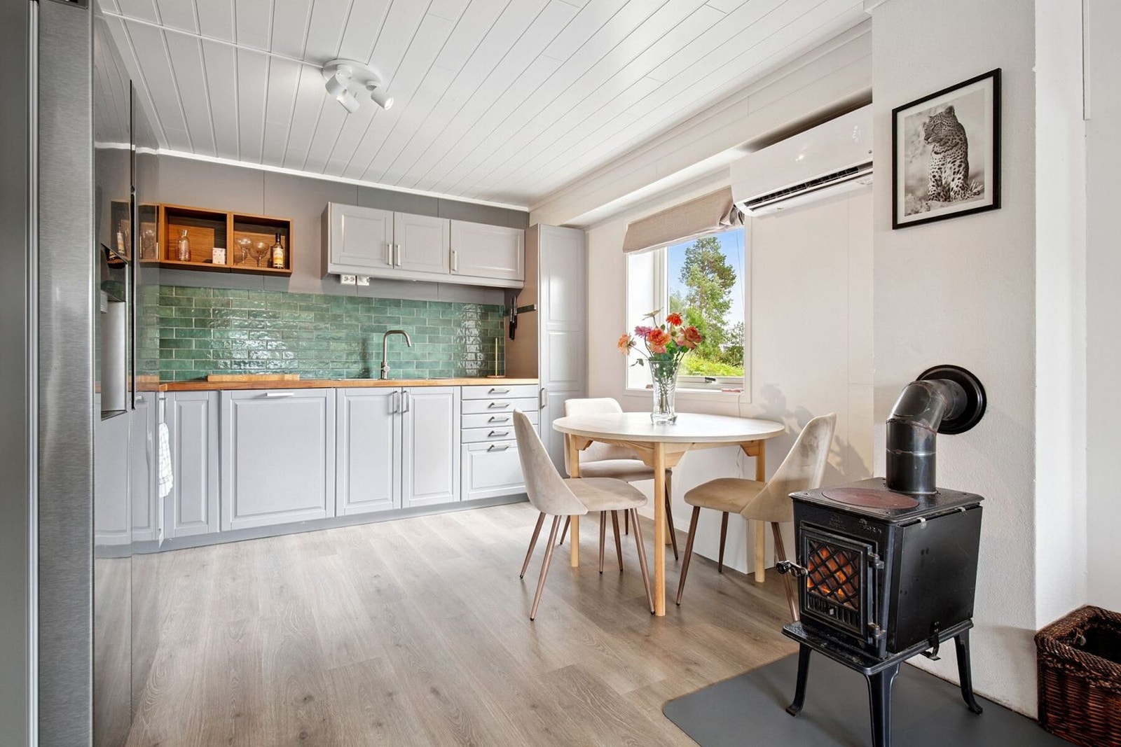 Kjøkkenet, i likhet med resten av leiligheten, ble oppgradert i 2021. Galleribilde