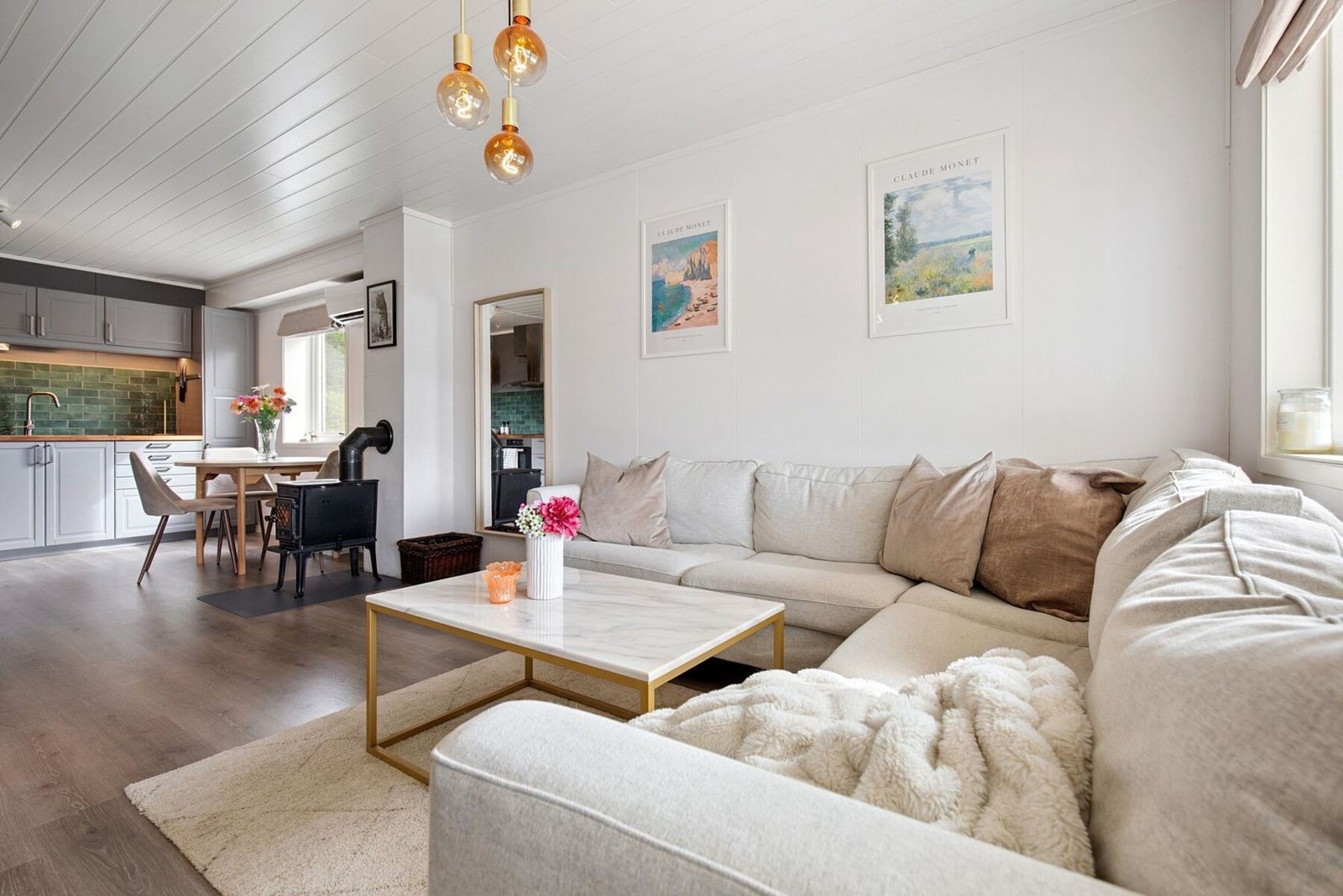 En pen og lys leilighet med et samlet bruksareal på gode 74 kvadratmeter som er vesentlig oppgradert fra 2021. Galleribilde