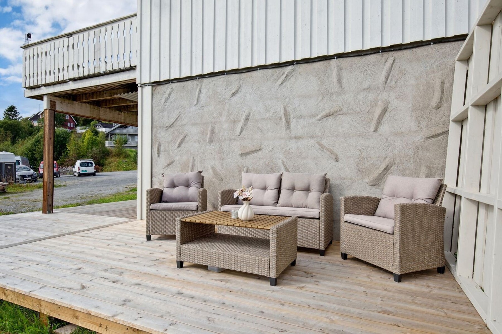 Leiligheten disponerer en flott og innbydende platting som strekker seg fra inngangspartiet og elegant rundt store deler av boligen. Galleribilde