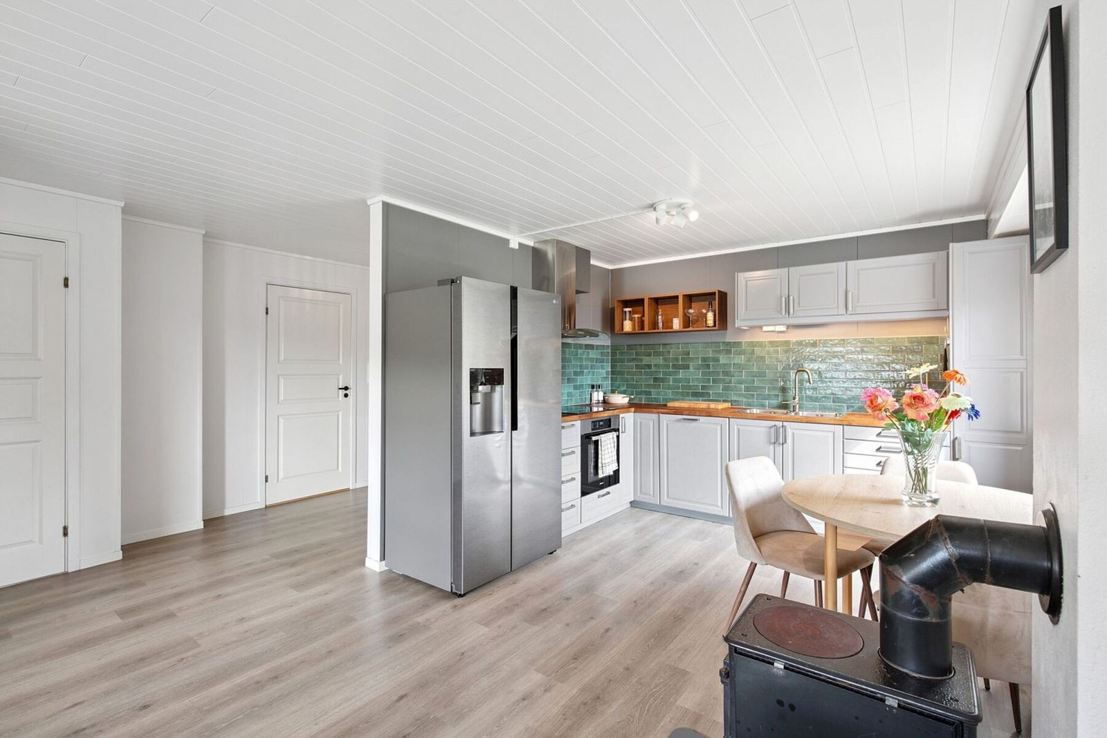 Moderne kjøkken med god skap-og benkeplass. Galleribilde