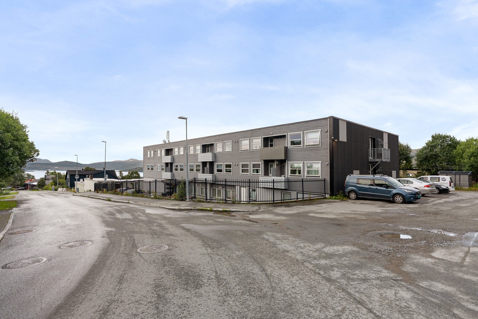 Utendørs parkering for leiligheten.