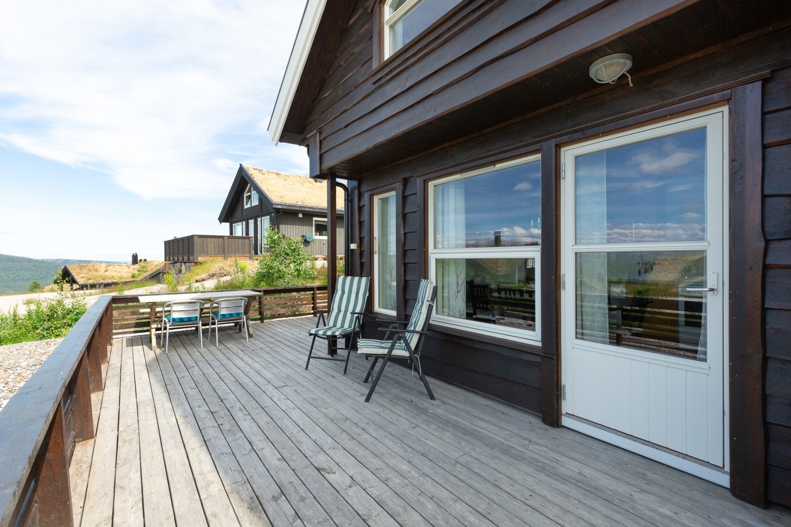 Deilig terrasse hvor du kan nyte utsikten mot fjellheimen Galleribilde