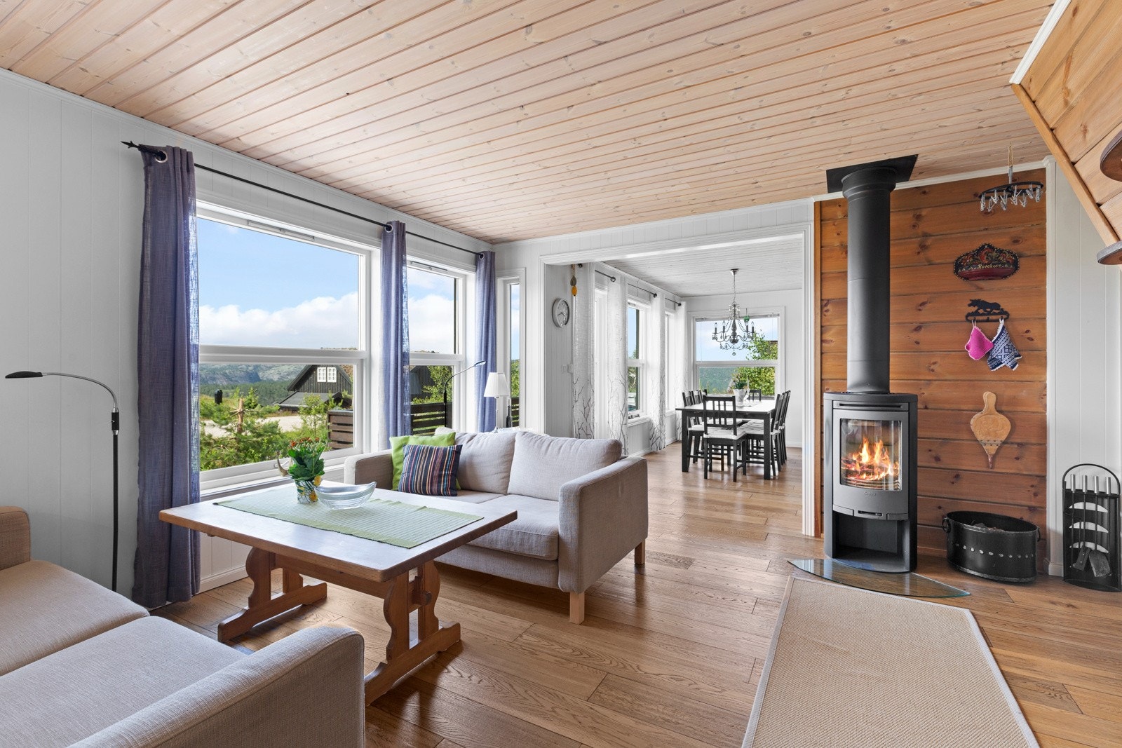 Stuen er lys og lekker med koselig hyttepreg Galleribilde