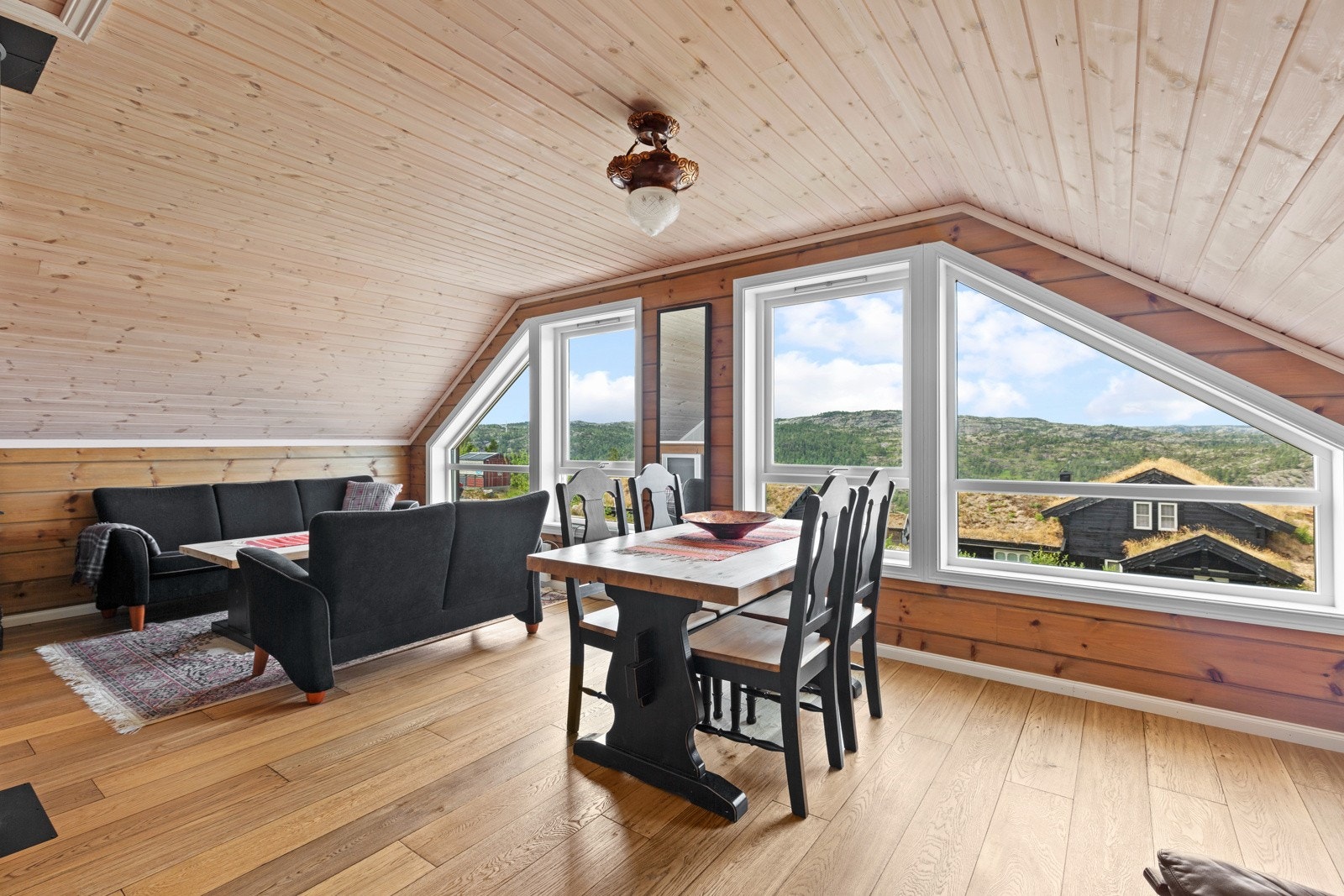 De store vindusflatene gir godt med naturlig sollys. Galleribilde